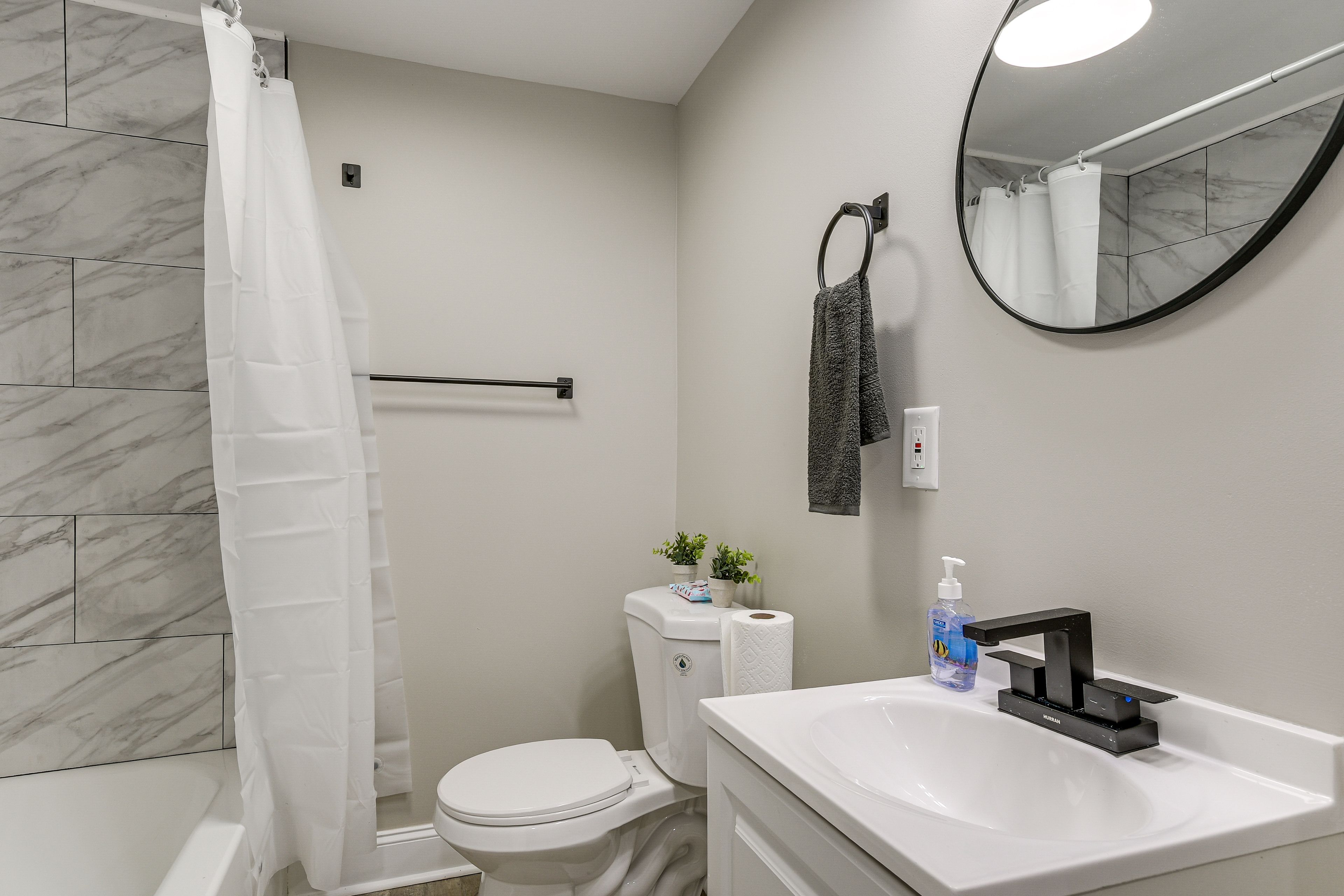 Full Bath | Complimentary Toiletries | Towels Provided