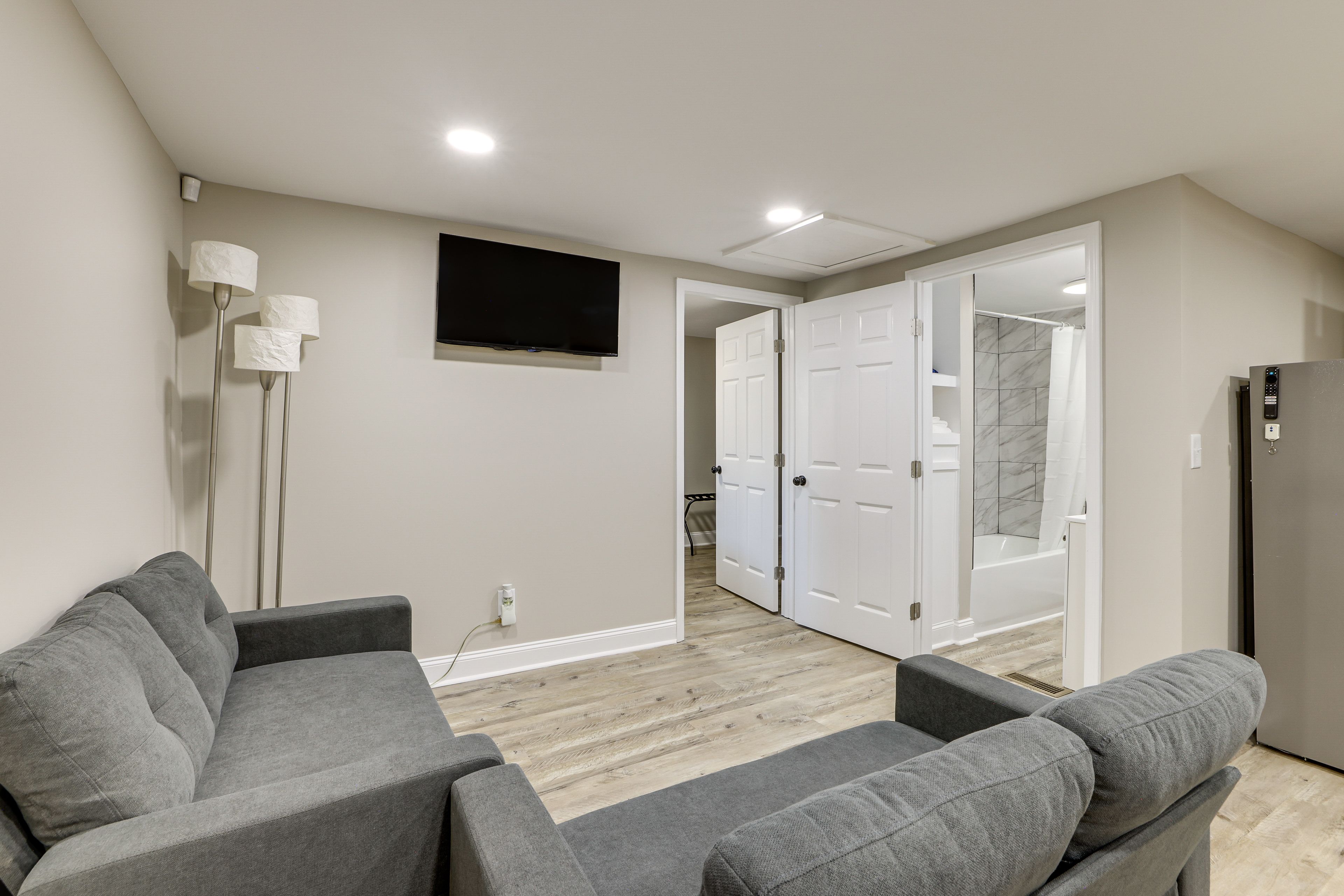 Living Room | Central A/C & Heat | Smart TV | Free WiFi