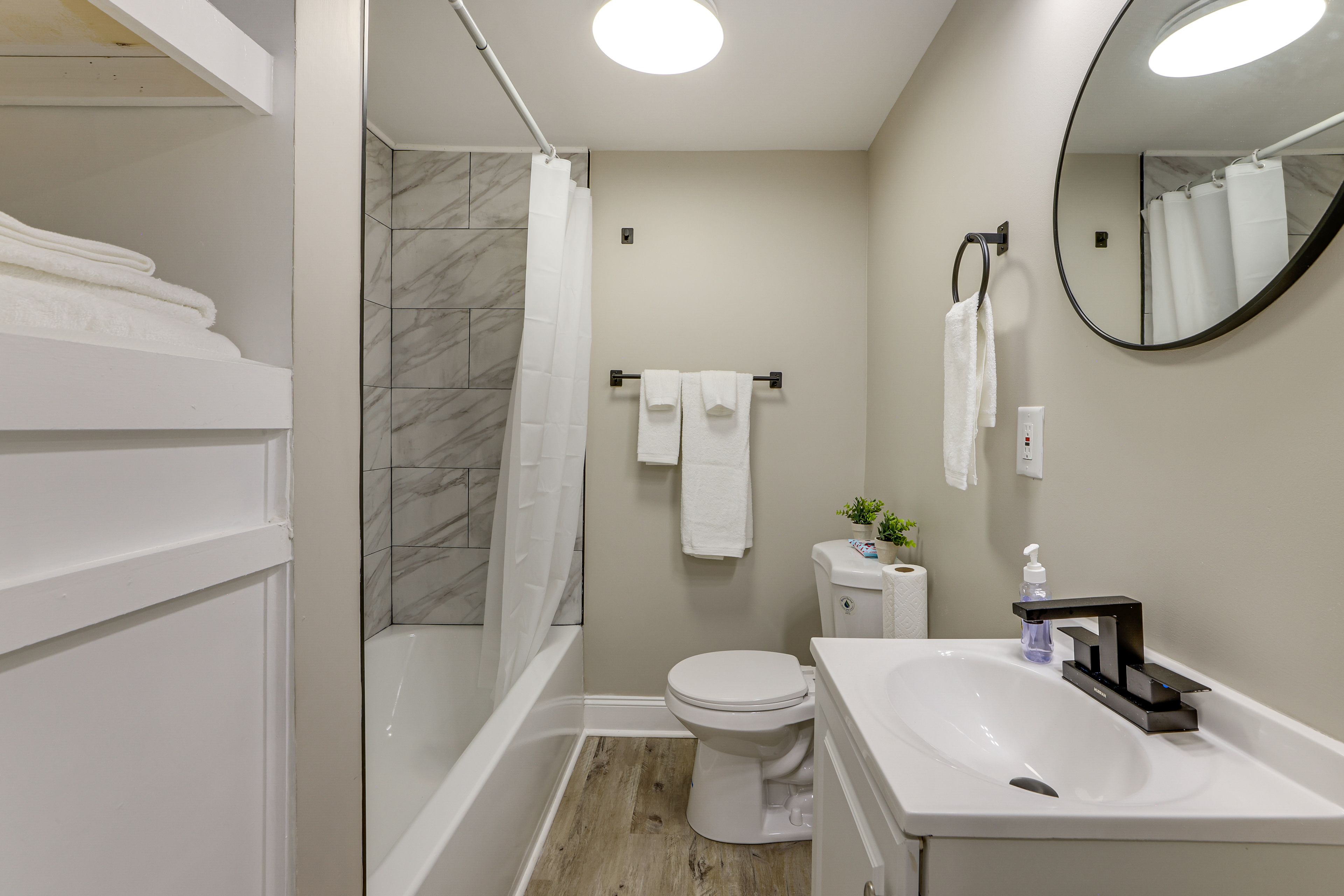 Full Bath | Complimentary Toiletries | Towels Provided