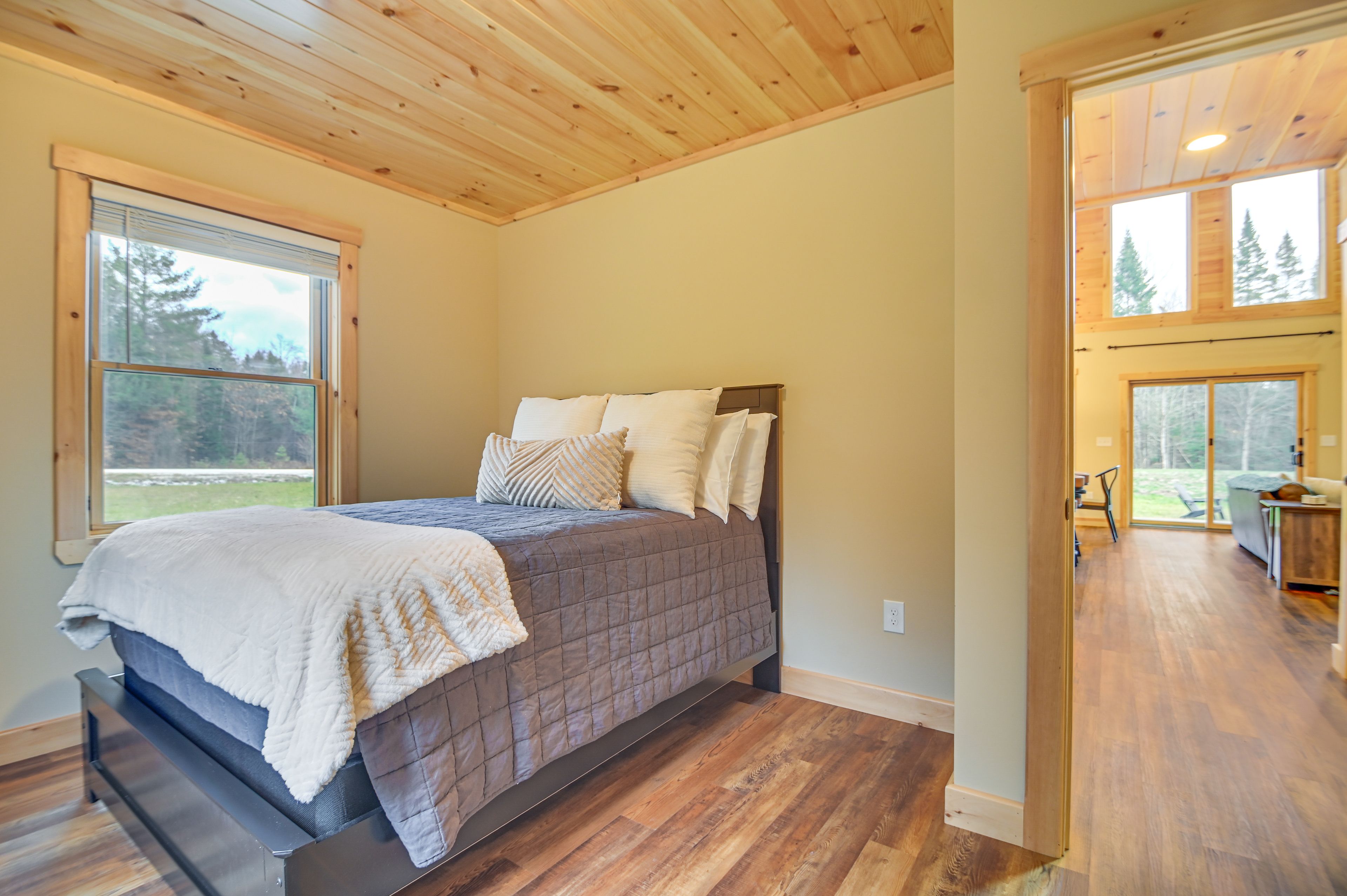 Bedroom 2 | Queen Bed | 1st Floor