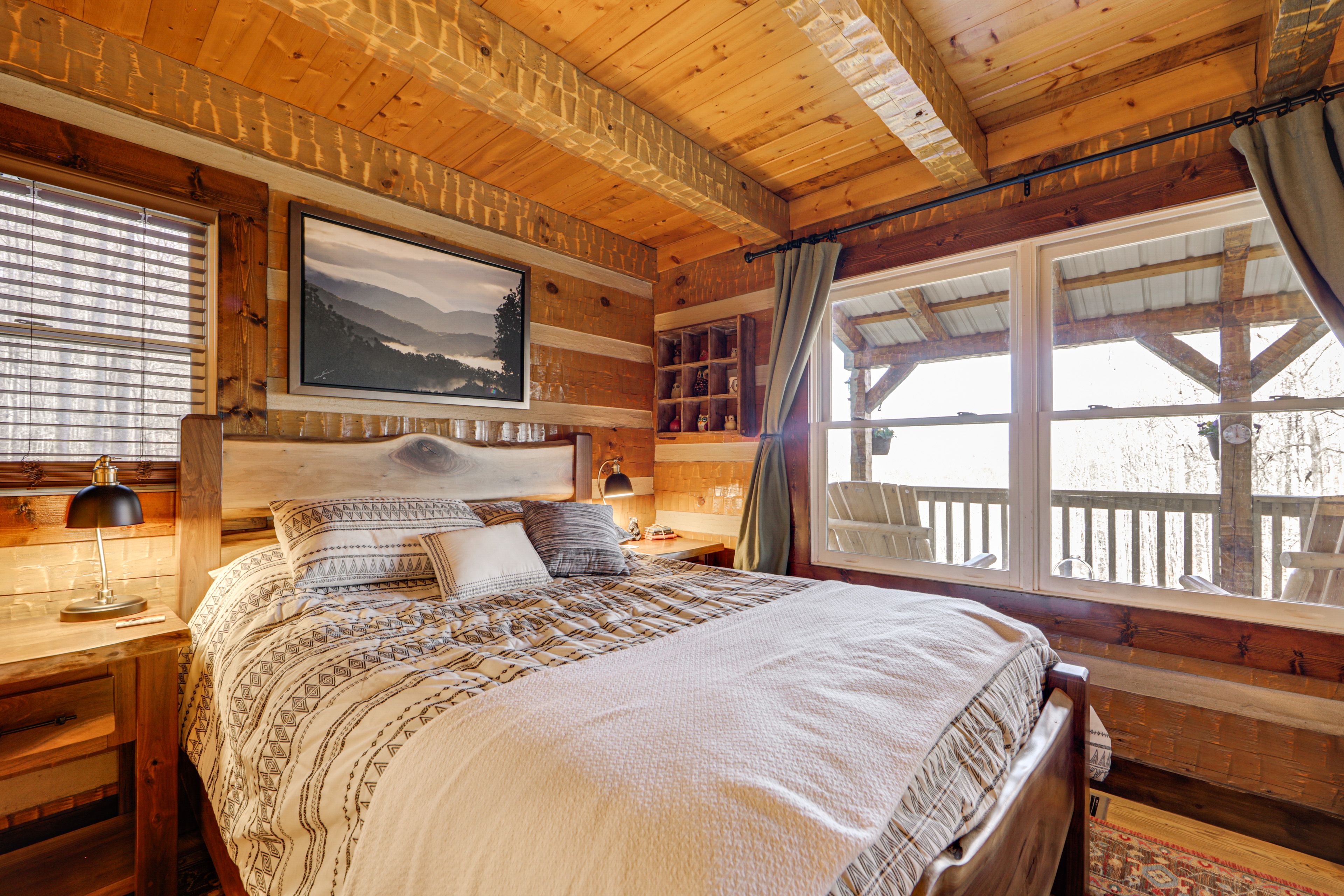 Bedroom 1 | Queen Bed | Linens Provided | 1st Floor