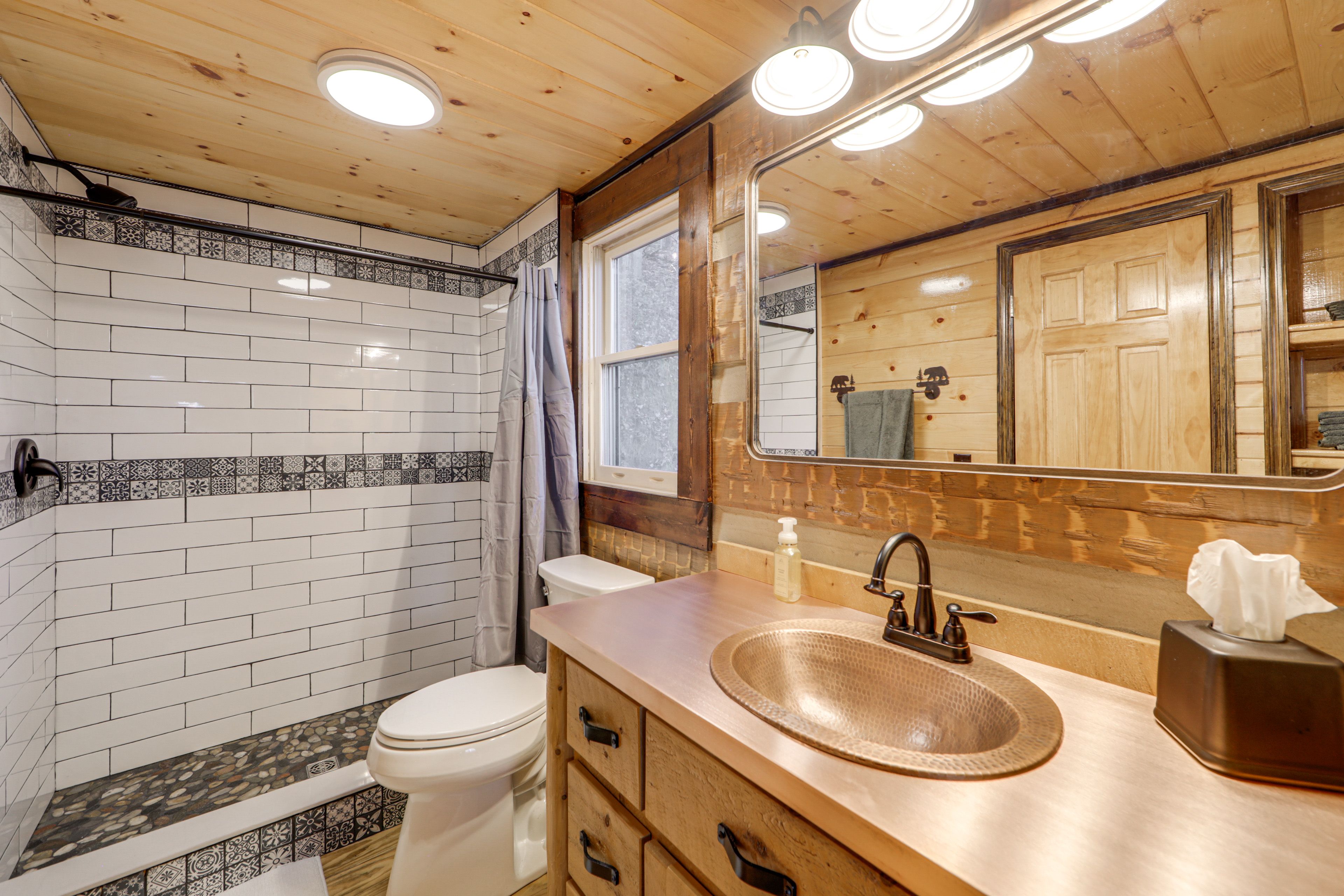 En-Suite Bathroom | Towels Provided | 1st Floor