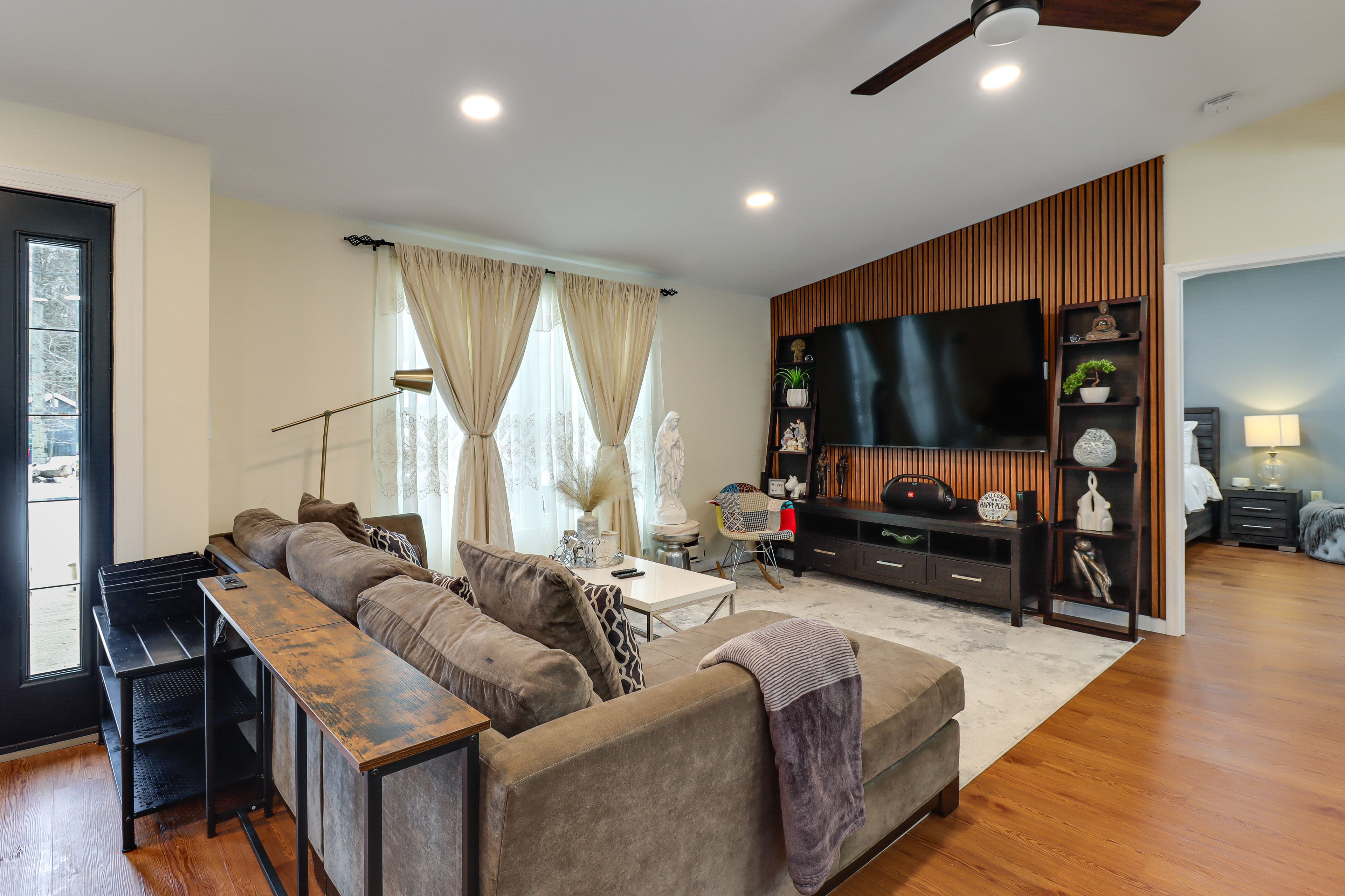 Living Room | Free WiFi | Smart TV | Central A/C