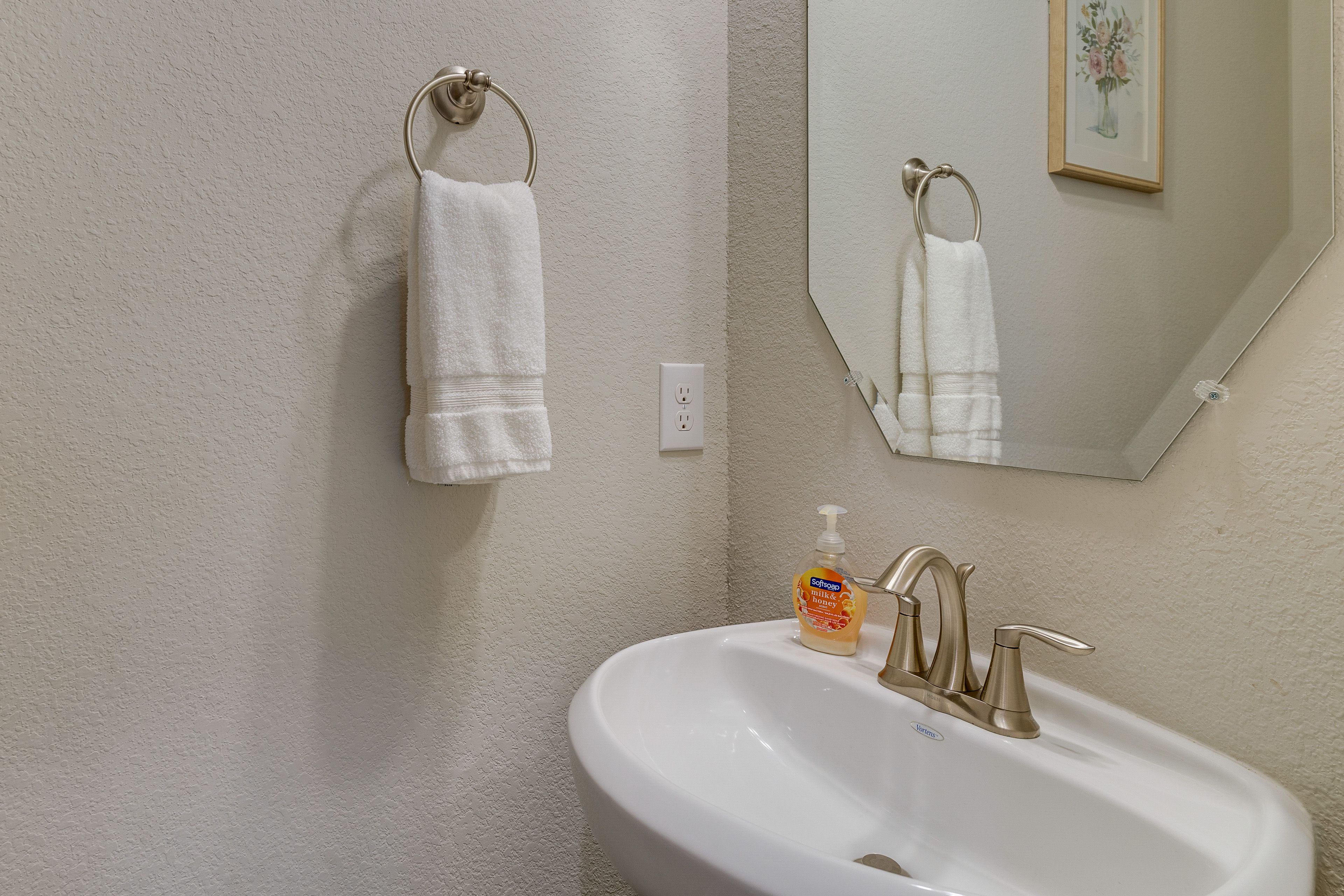 Half Bathroom | 1st Floor | Complimentary Toiletries | Towels Provided