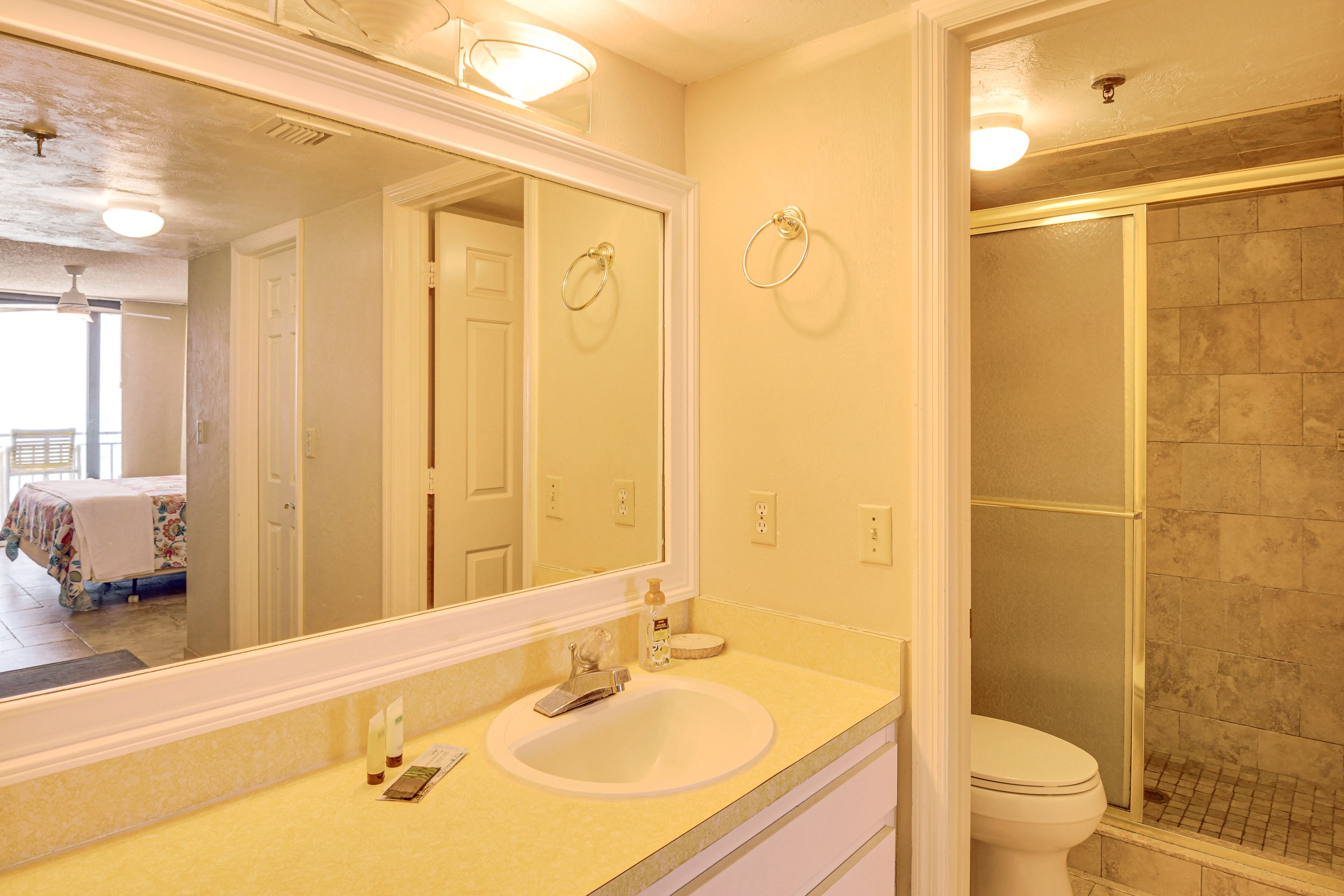 Full Bathroom | Complimentary Toiletries | Towels Provided