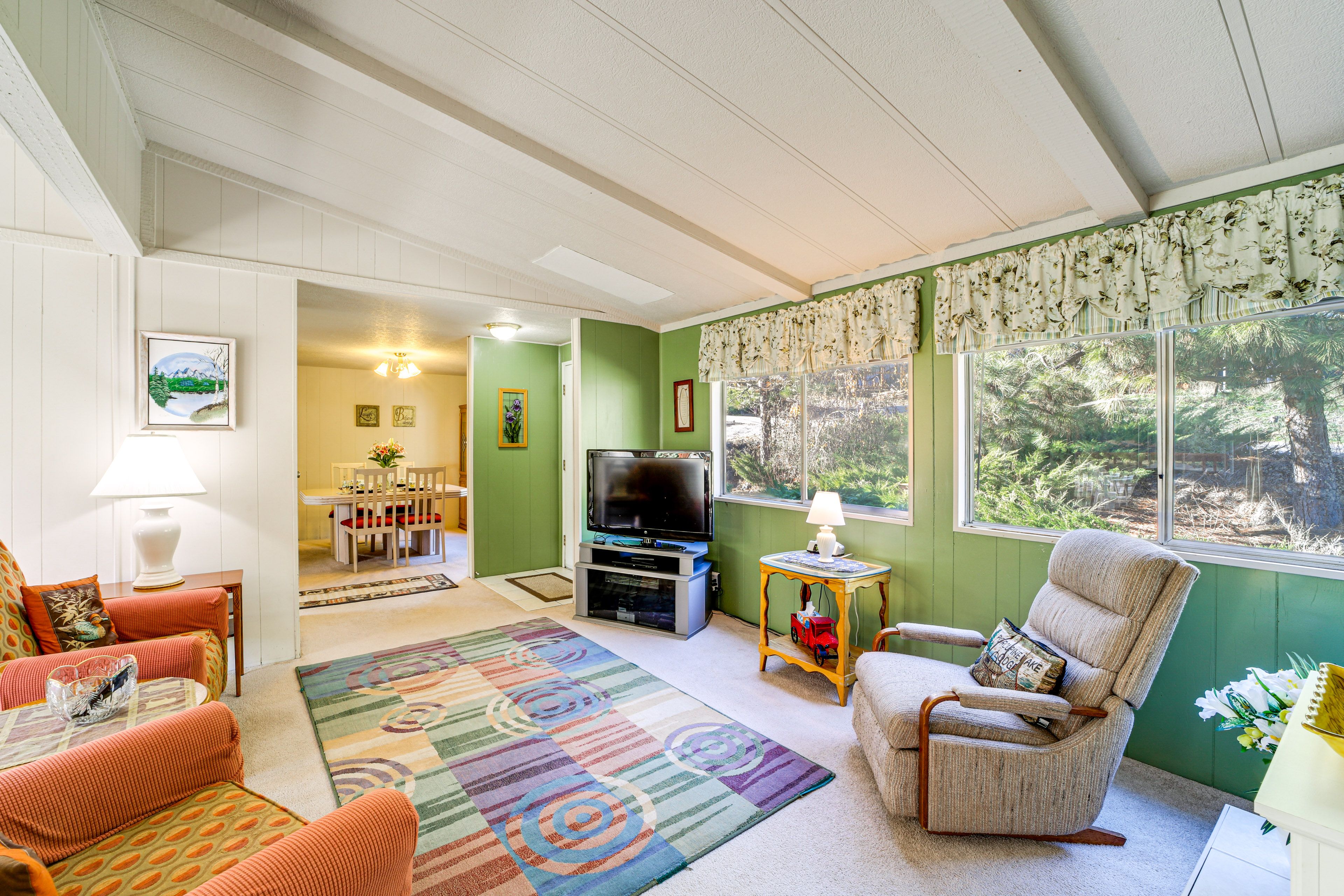 Living Room | Electric Fireplace | Books | Flat-Screen TV | Free WiFi