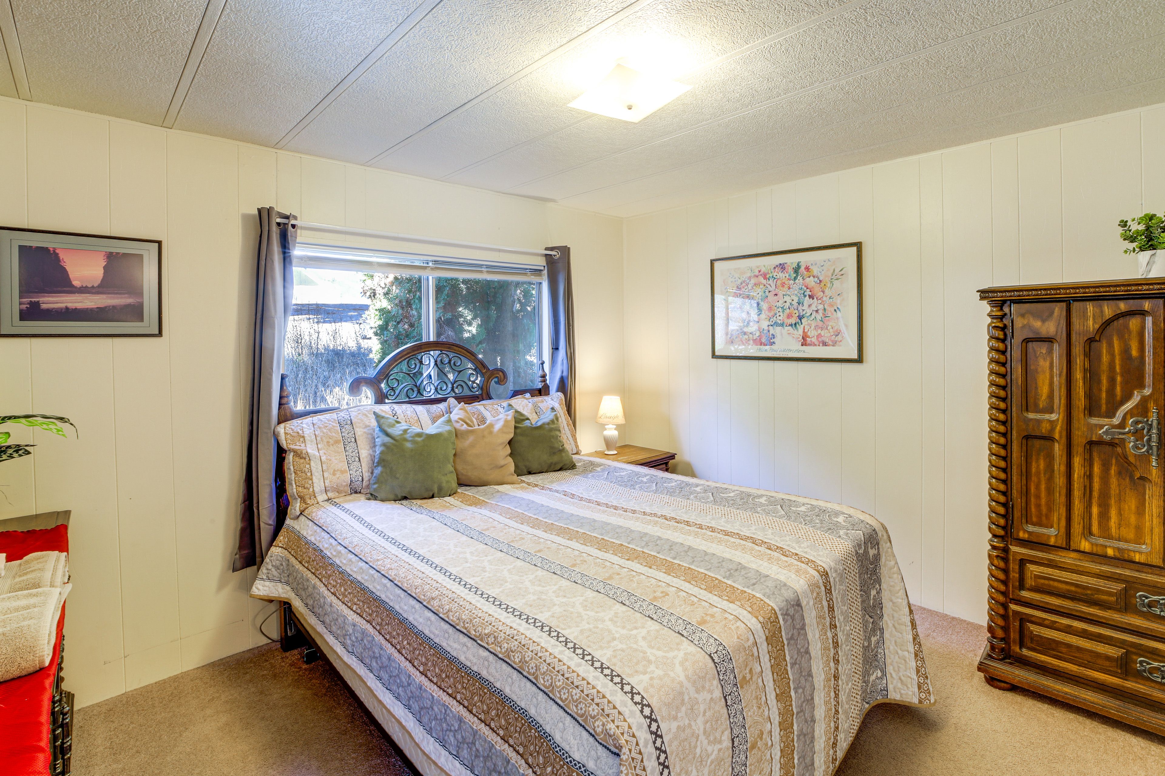 Bedroom 1 | Queen Bed