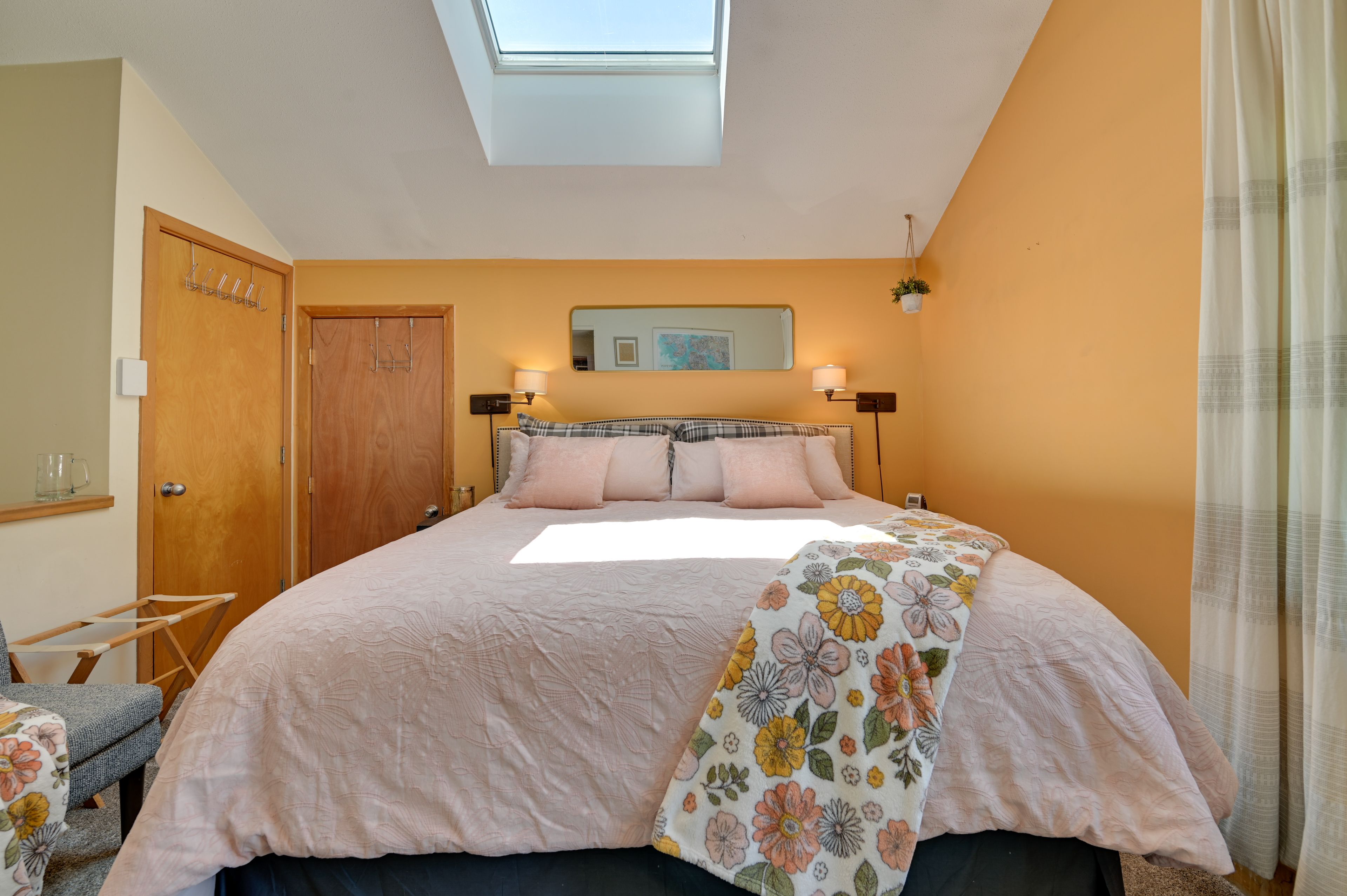 Bedroom (Loft) | King Bed | Smart TV | Upper Level