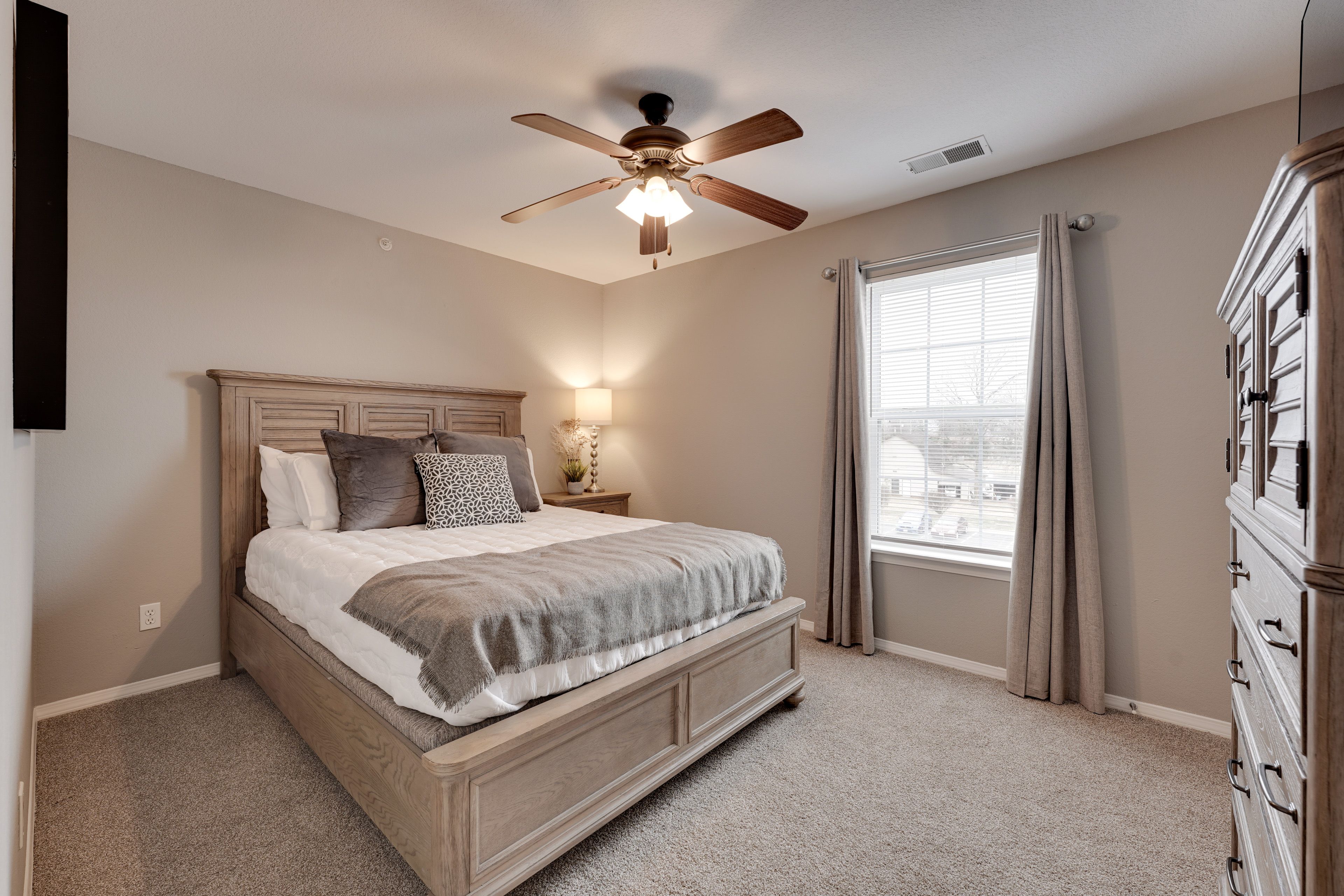 Bedroom 1 | Queen Bed