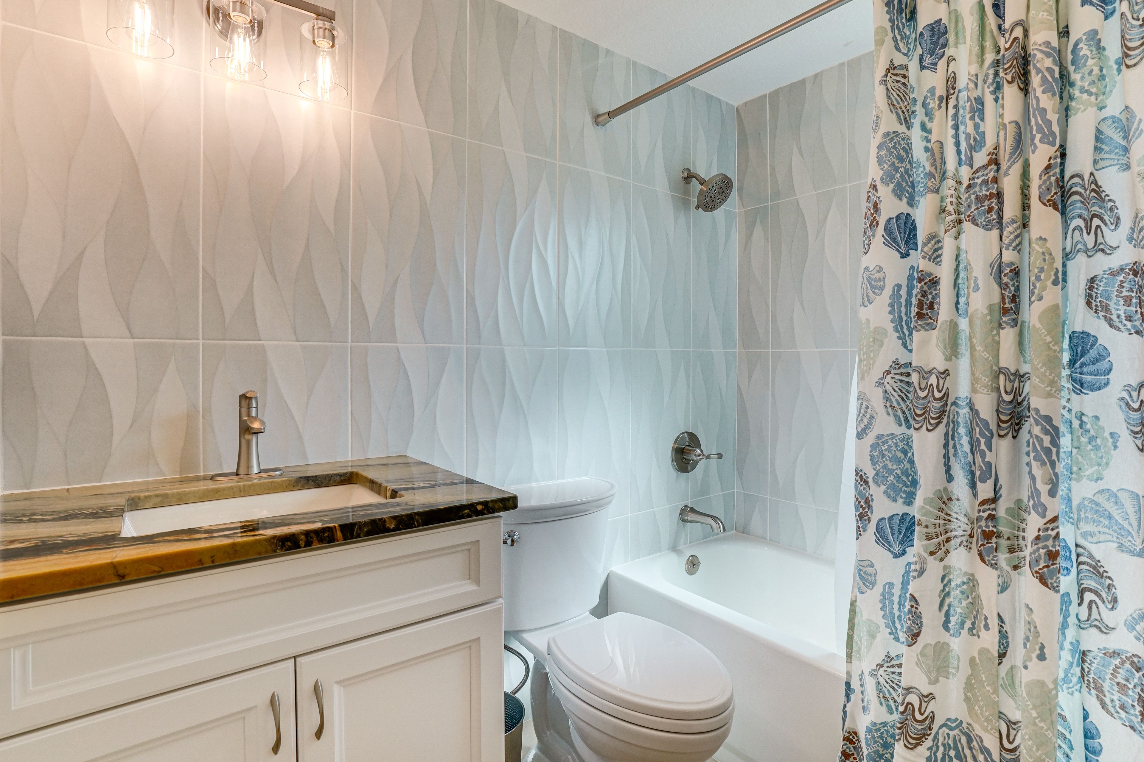 Full Bathroom | Towels Provided