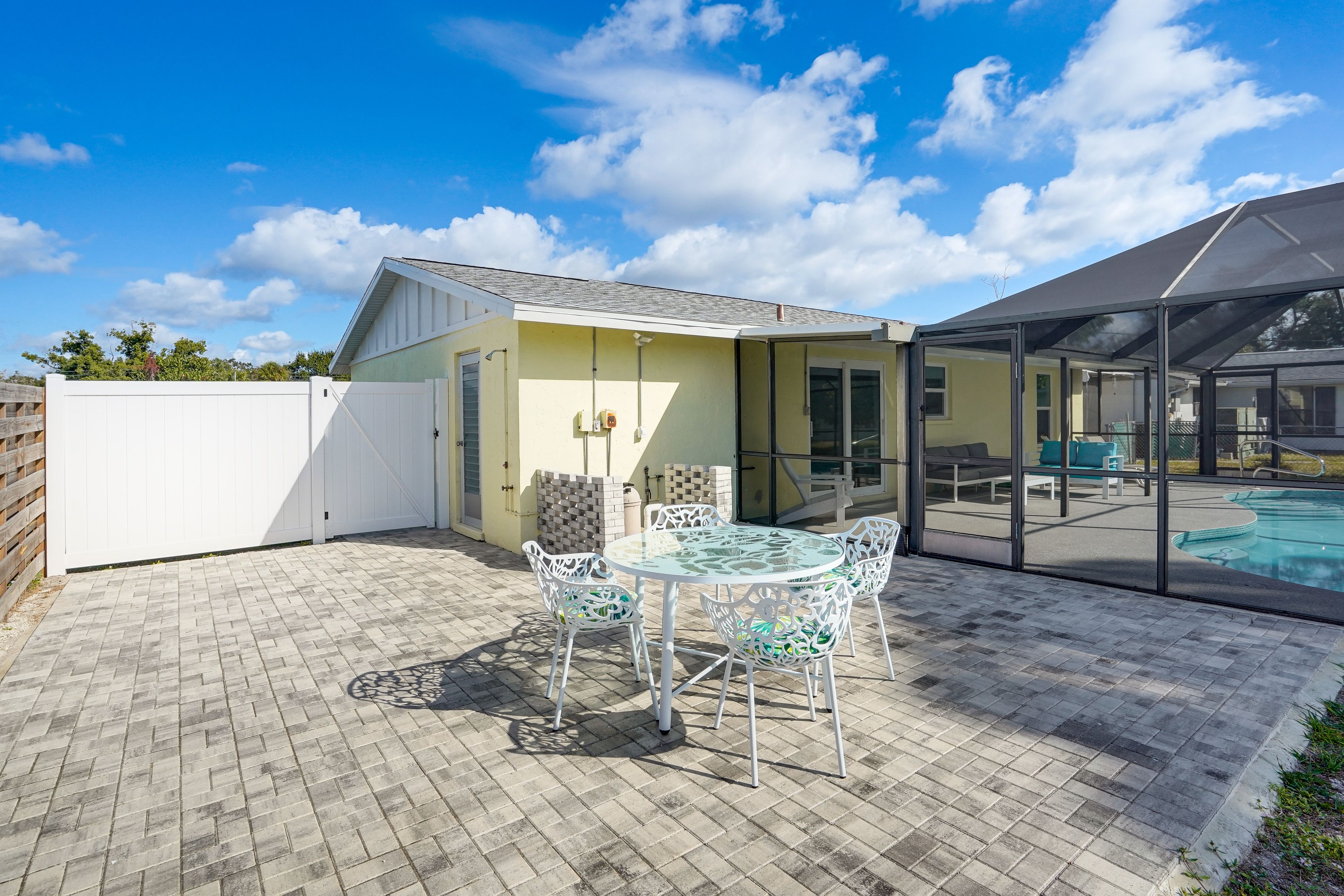 Side Patio | Dining Area