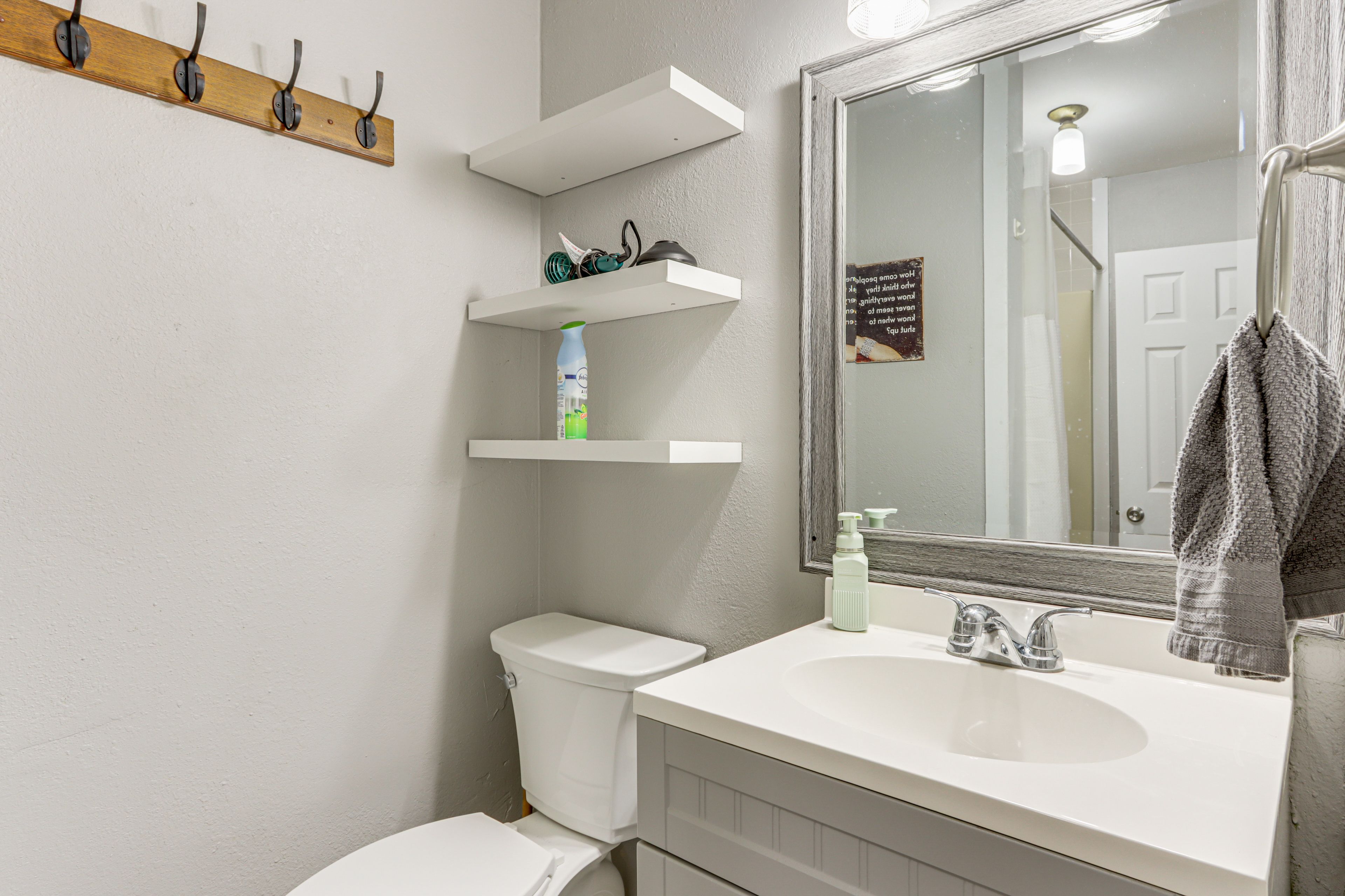 Full Bathroom | 1st Floor | Towels Provided