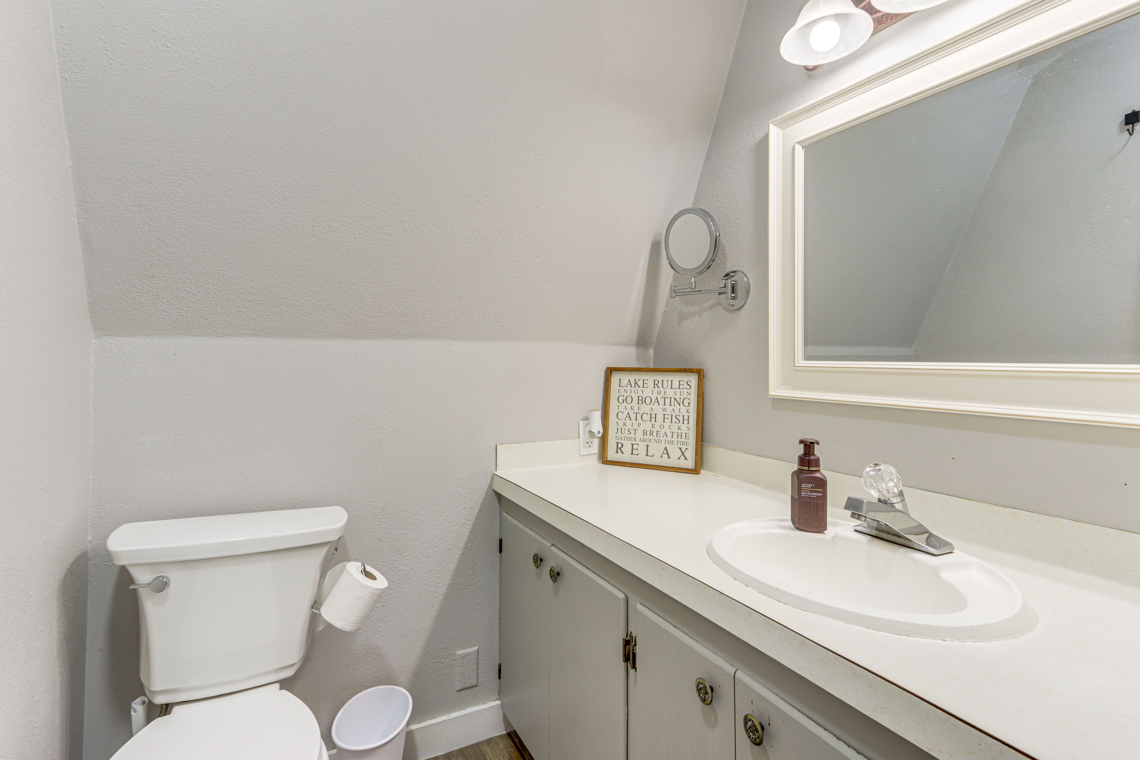 Full Bathroom | 2nd Floor | Complimentary Toiletries