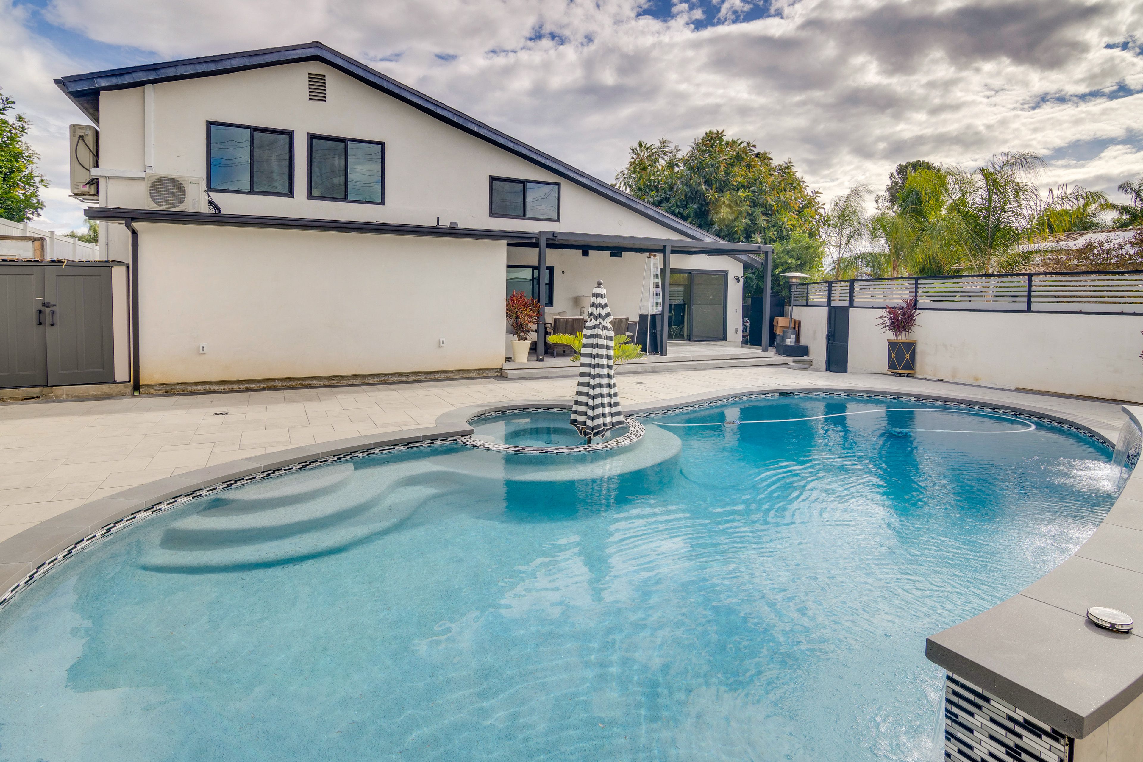 Shared Pool | Single-Story Apartment Unit | 4 Mi to Northridge Hospital