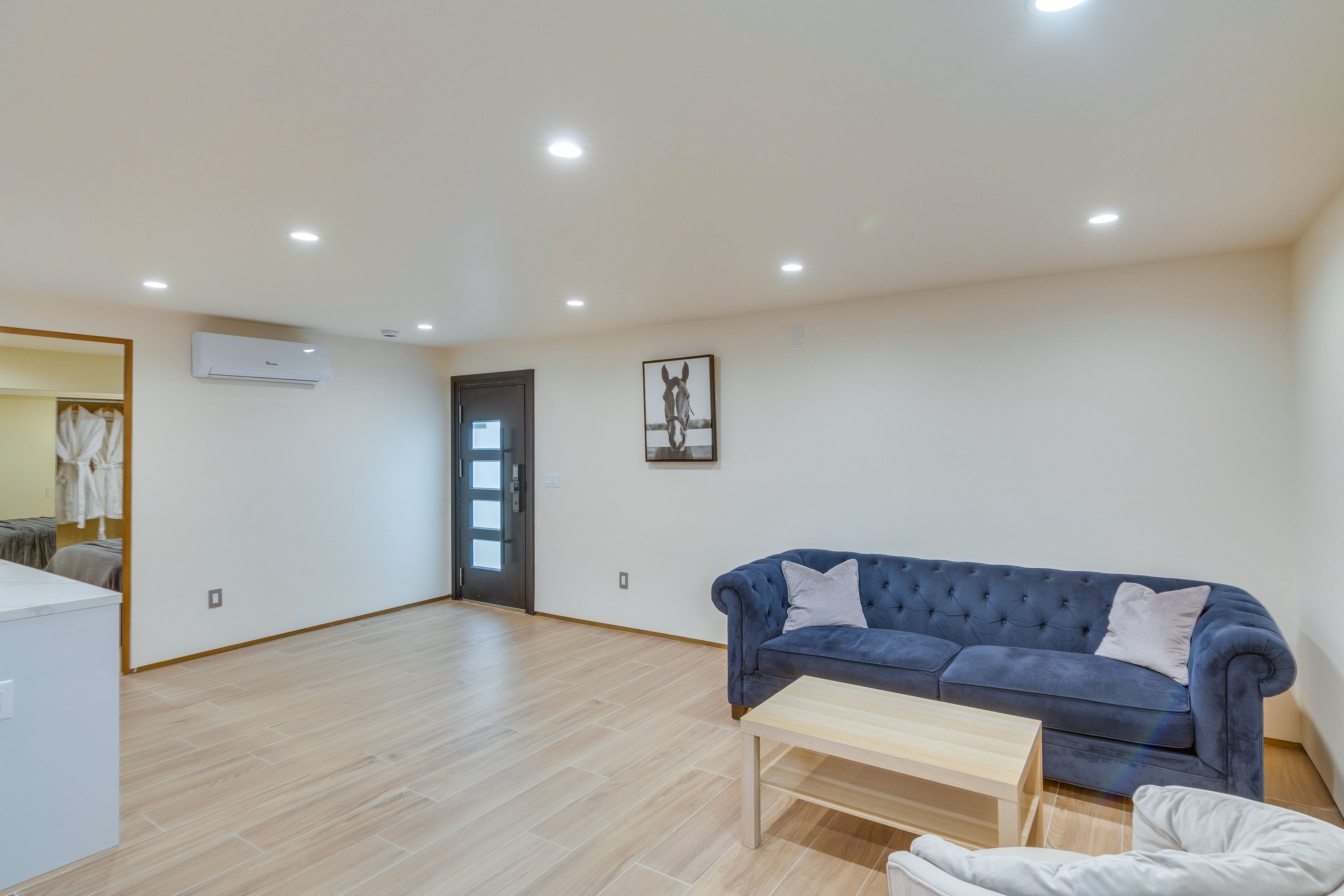 Living Room | Smart TV | Free WiFi | Washer & Dryer