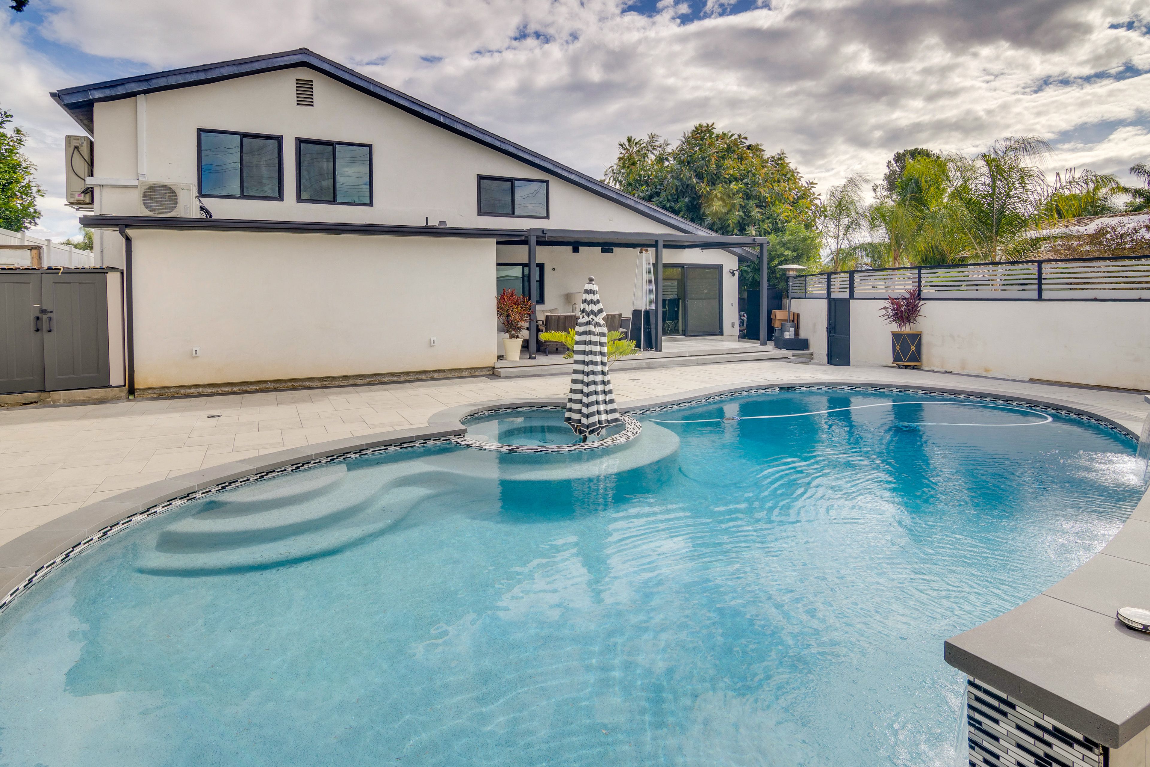 Shared Pool | Single-Story Apartment Unit | 4 Mi to O'Melveny Park