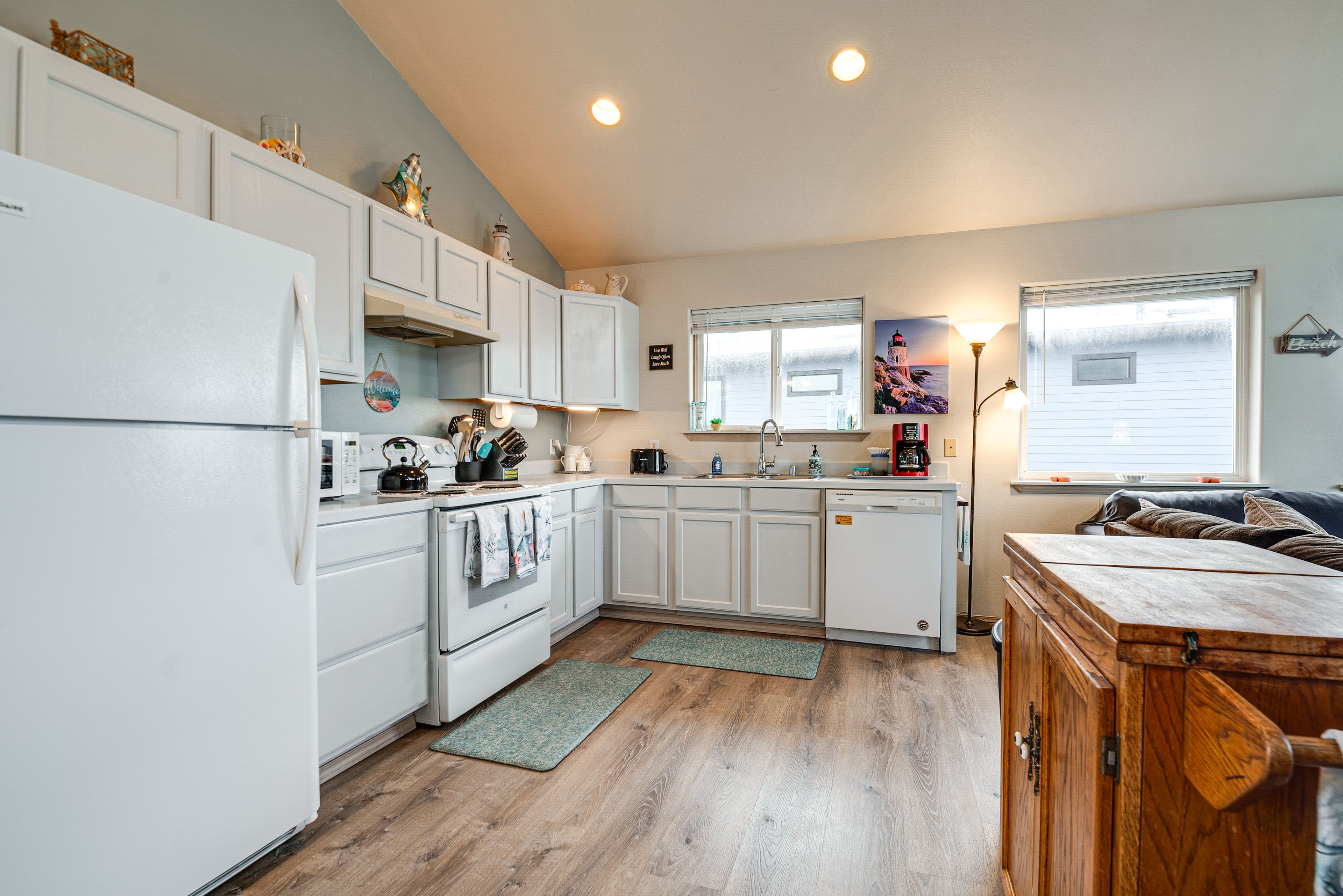 Kitchen | Microwave | Dishwasher | 2nd Floor