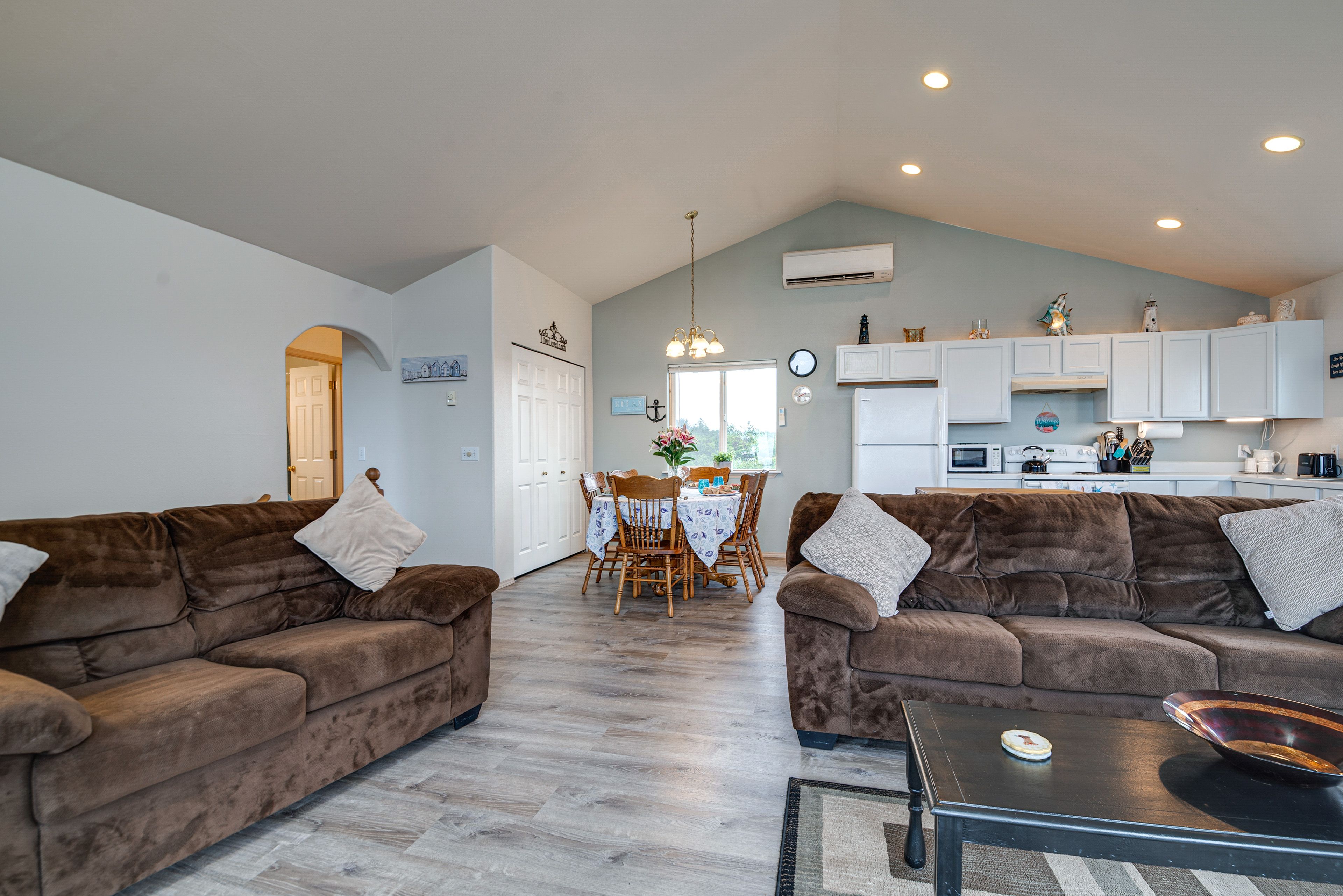 Living Room | Flat-Screen TV | Fireplace | 2nd Floor