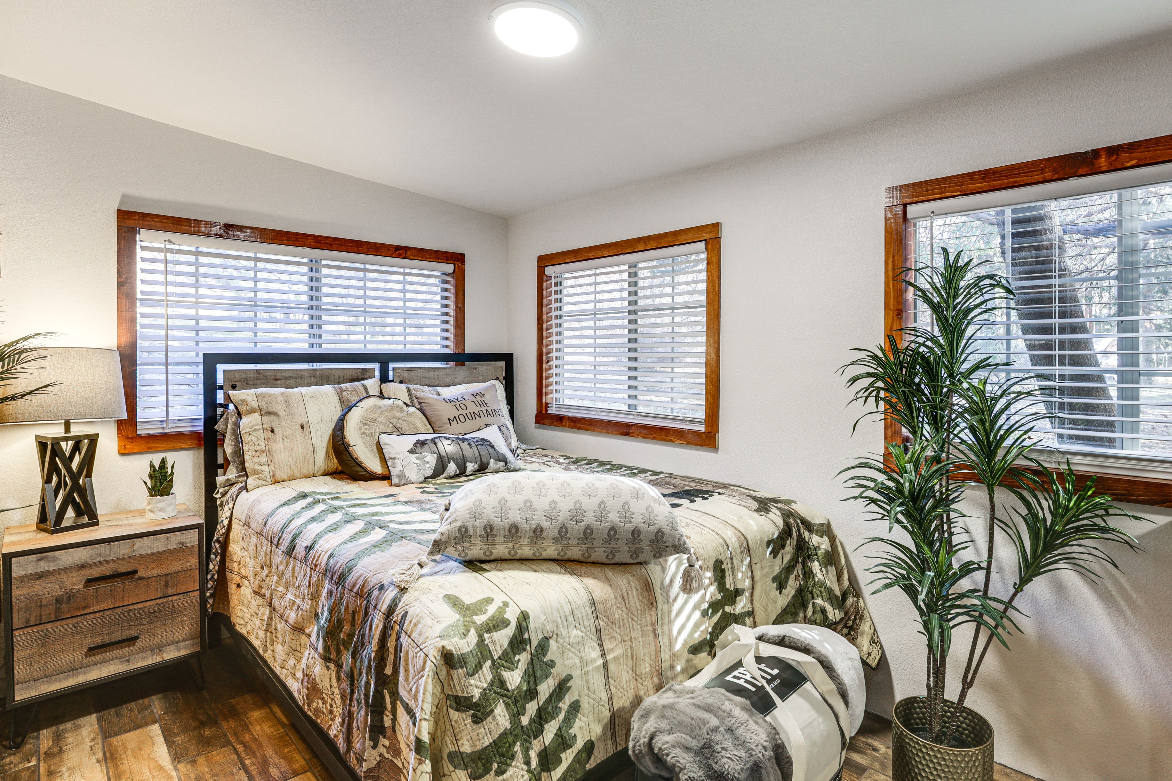 Bedroom | Queen Bed | Linens Provided