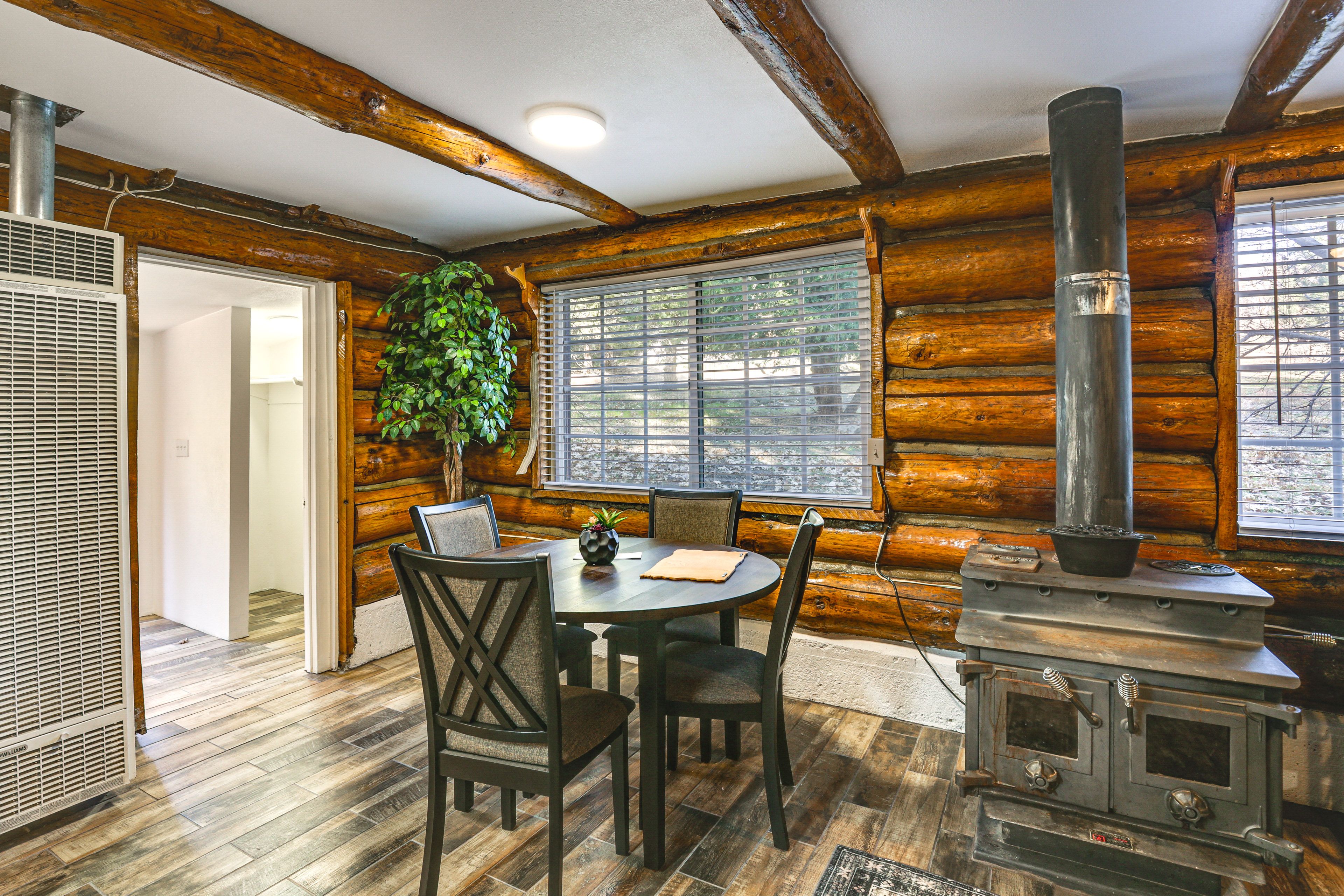 Dining Area | Dishware/Flatware Provided
