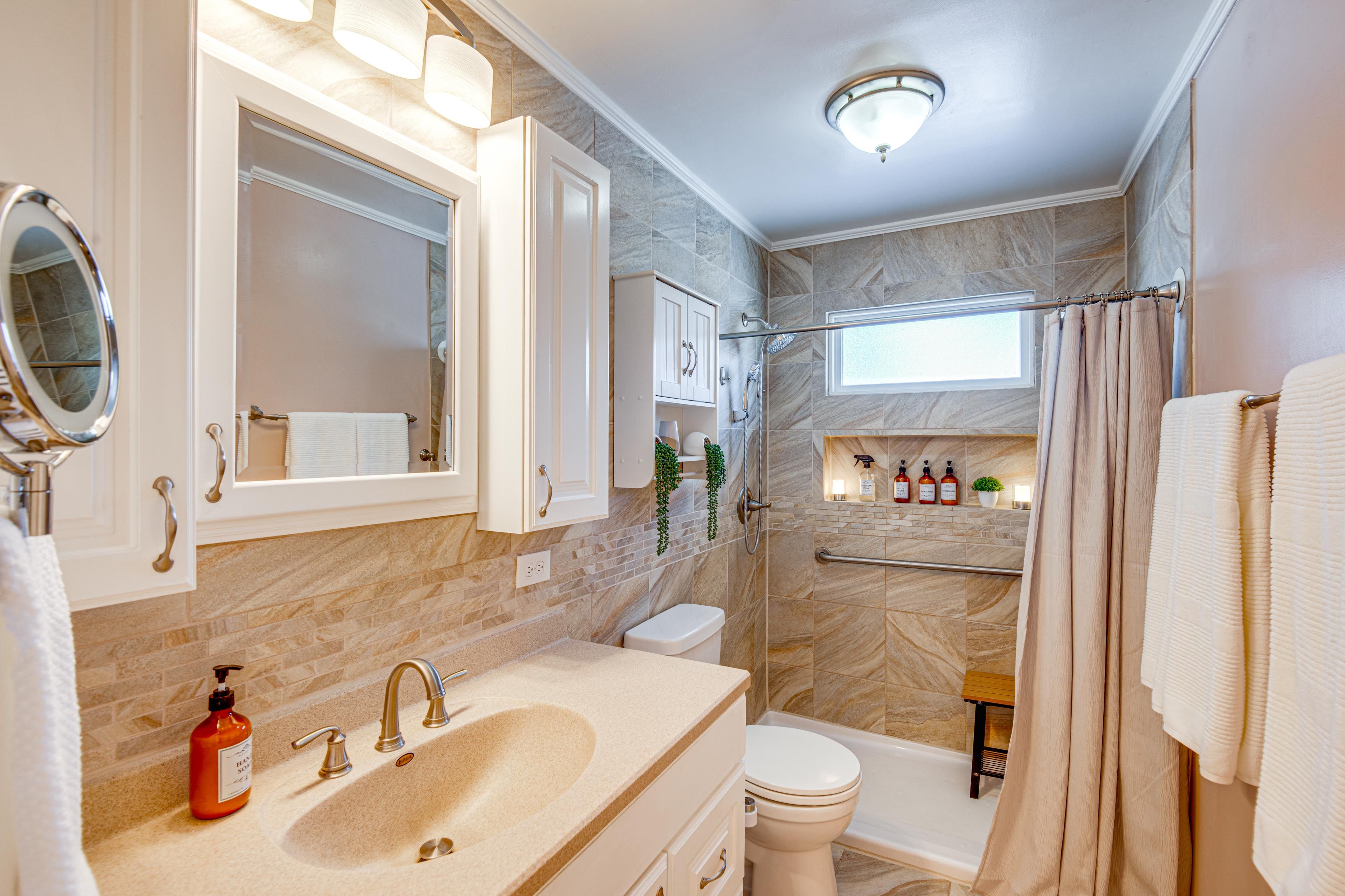 Bathroom | Main Floor