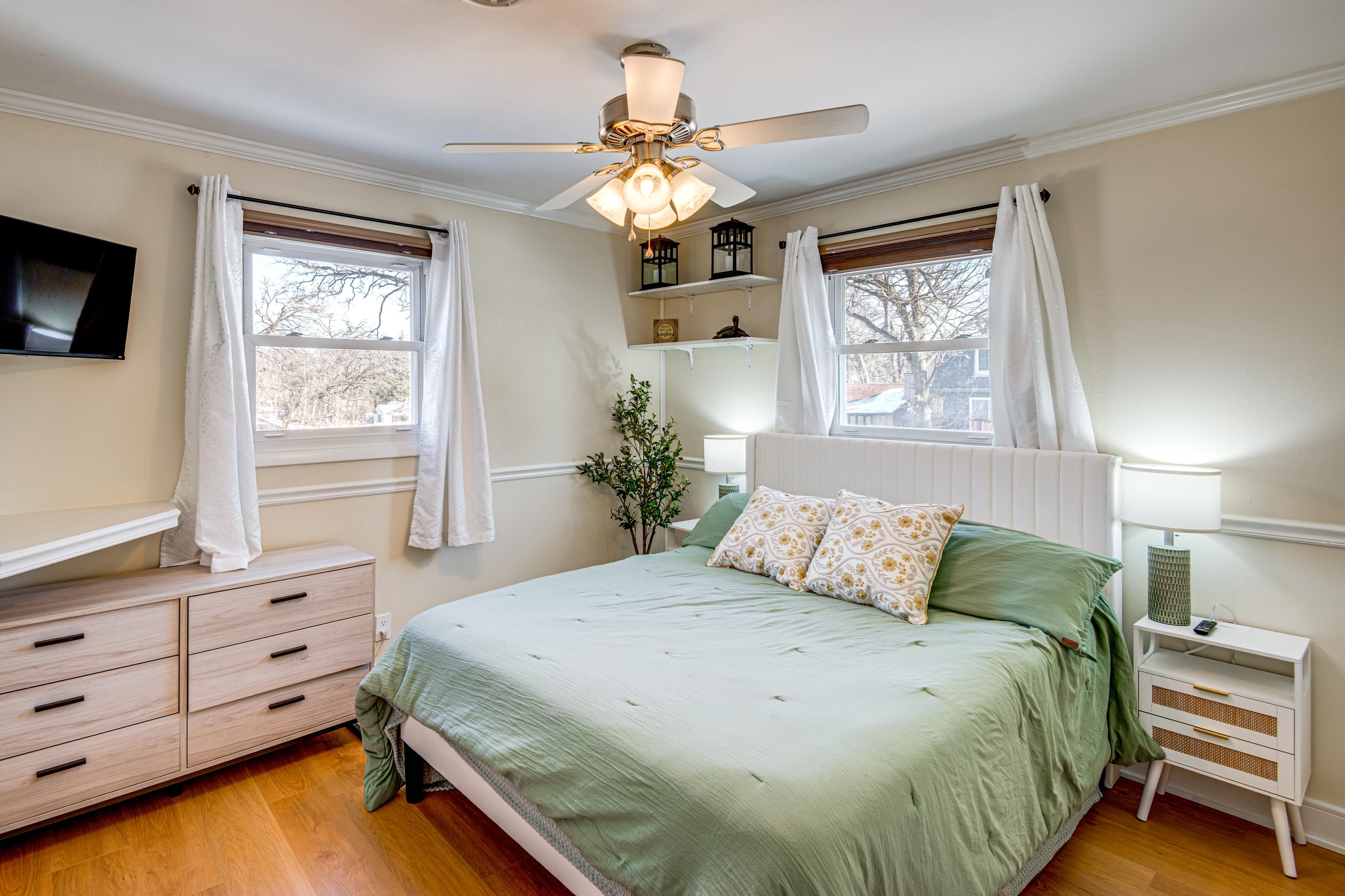 Bedroom 2 | Queen Bed | Main Floor