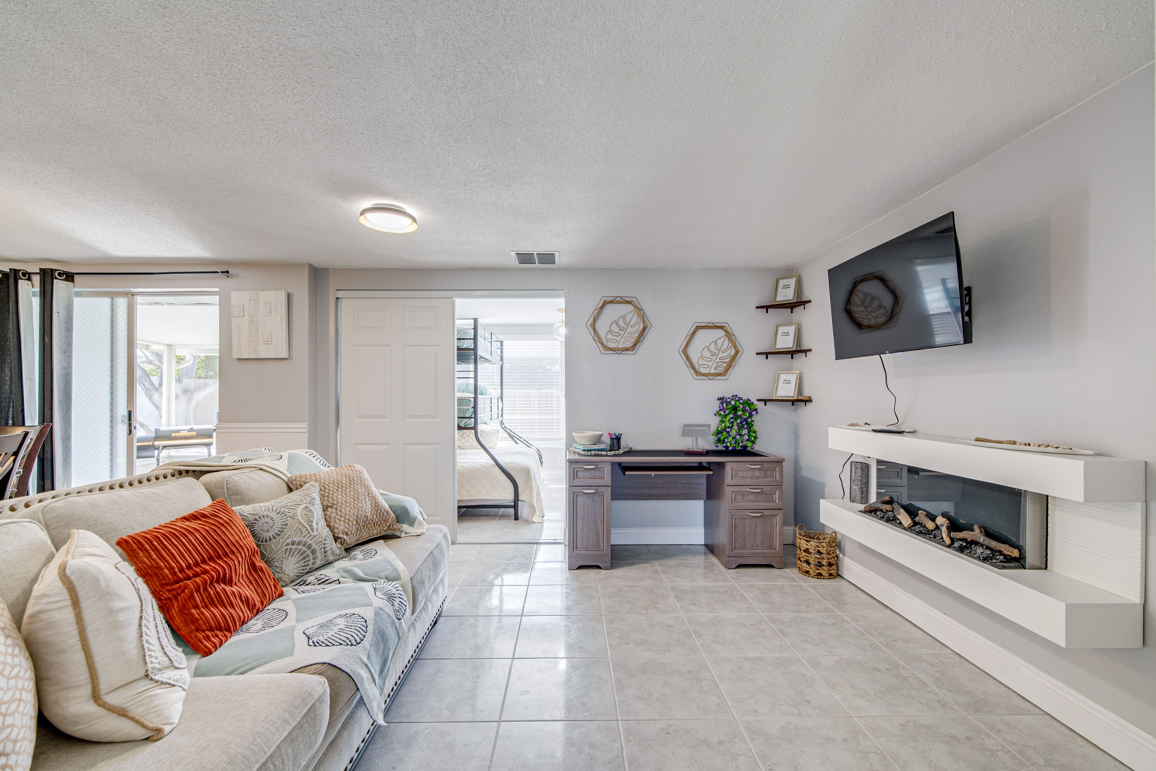 Living Room | Free WiFi | Central Heating & Air Conditioning