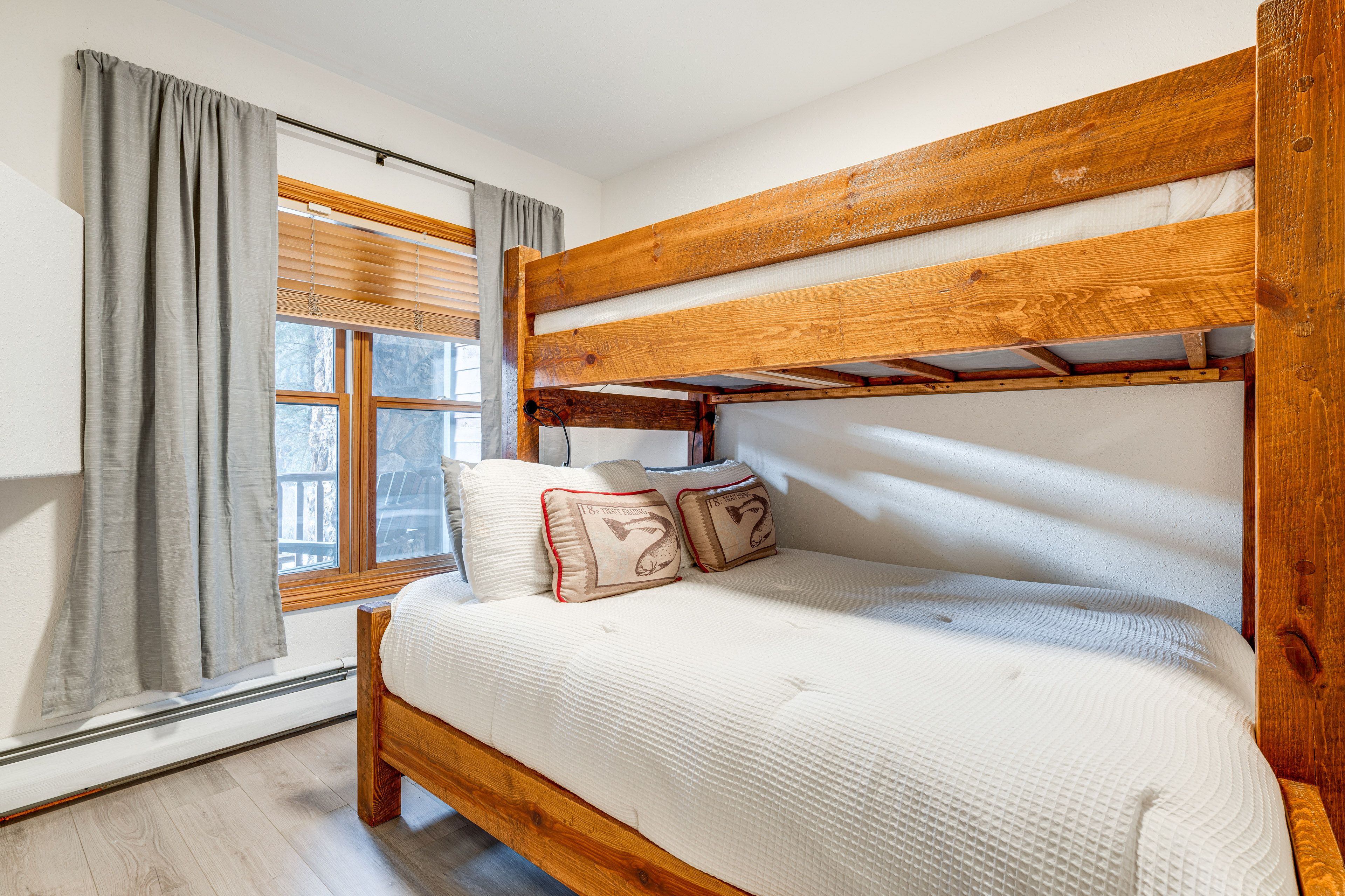 Bedroom 2 | Twin/Queen Bunk Bed