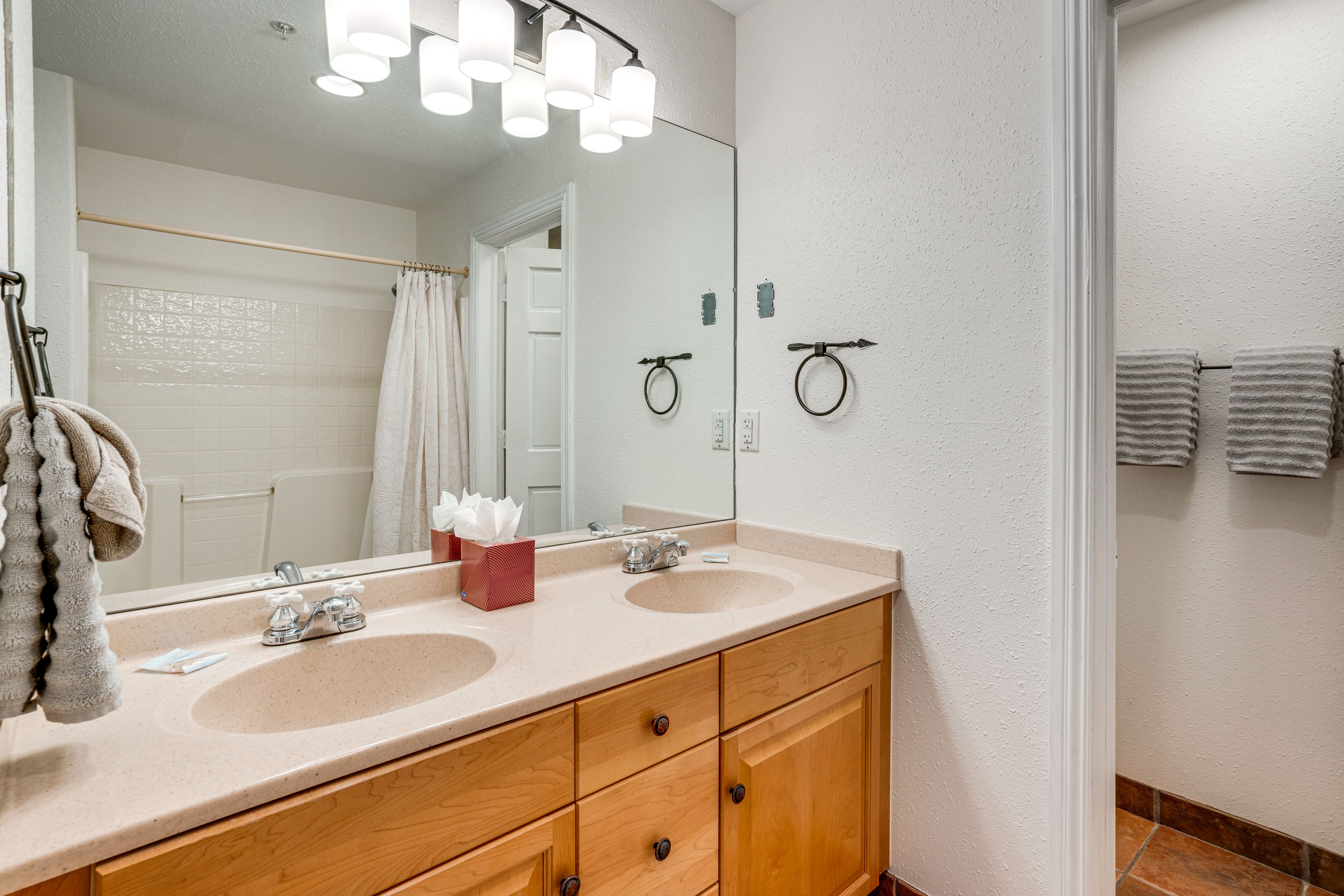 Full Bathroom | Towels Provided