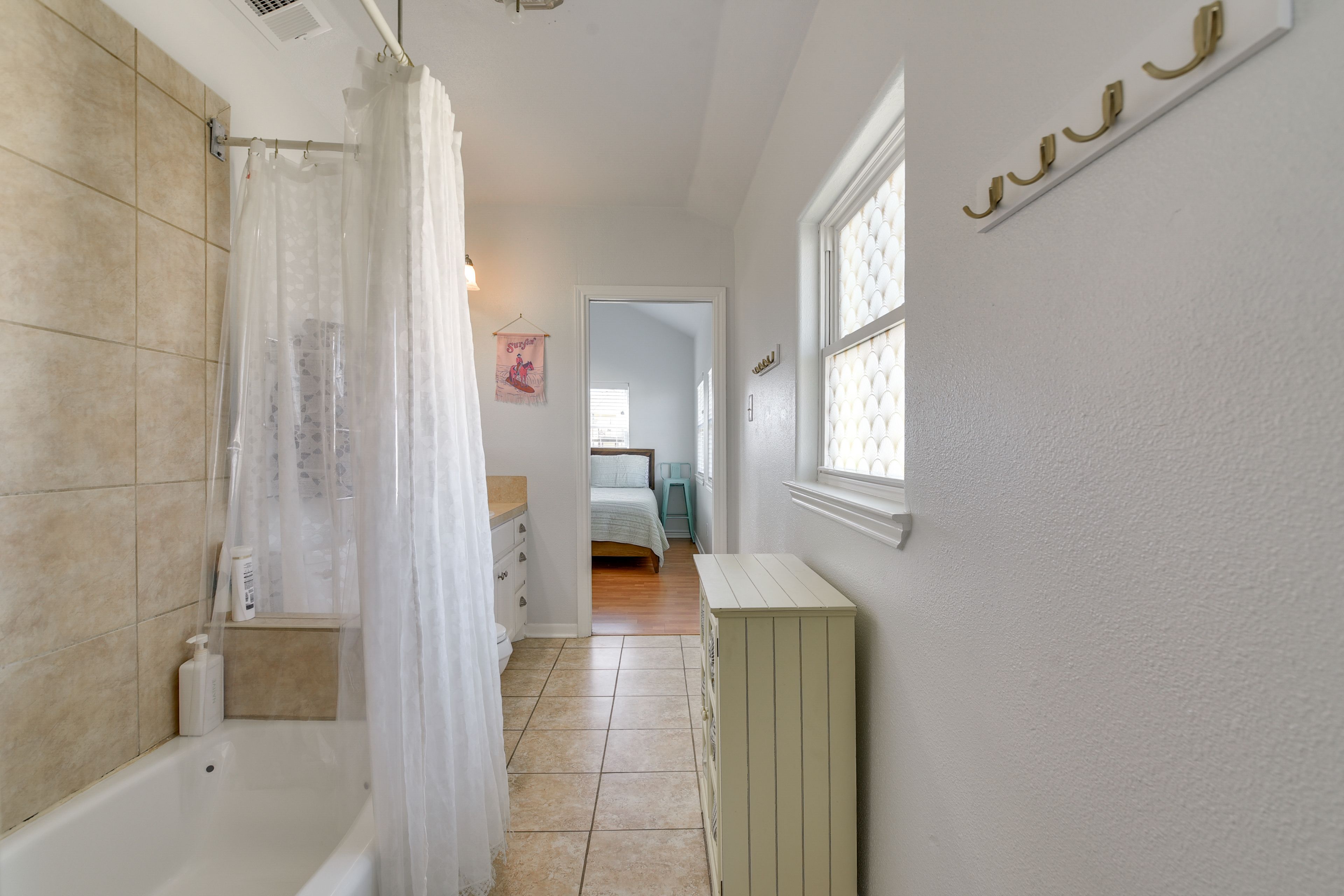 Full Bathroom | Towels Provided