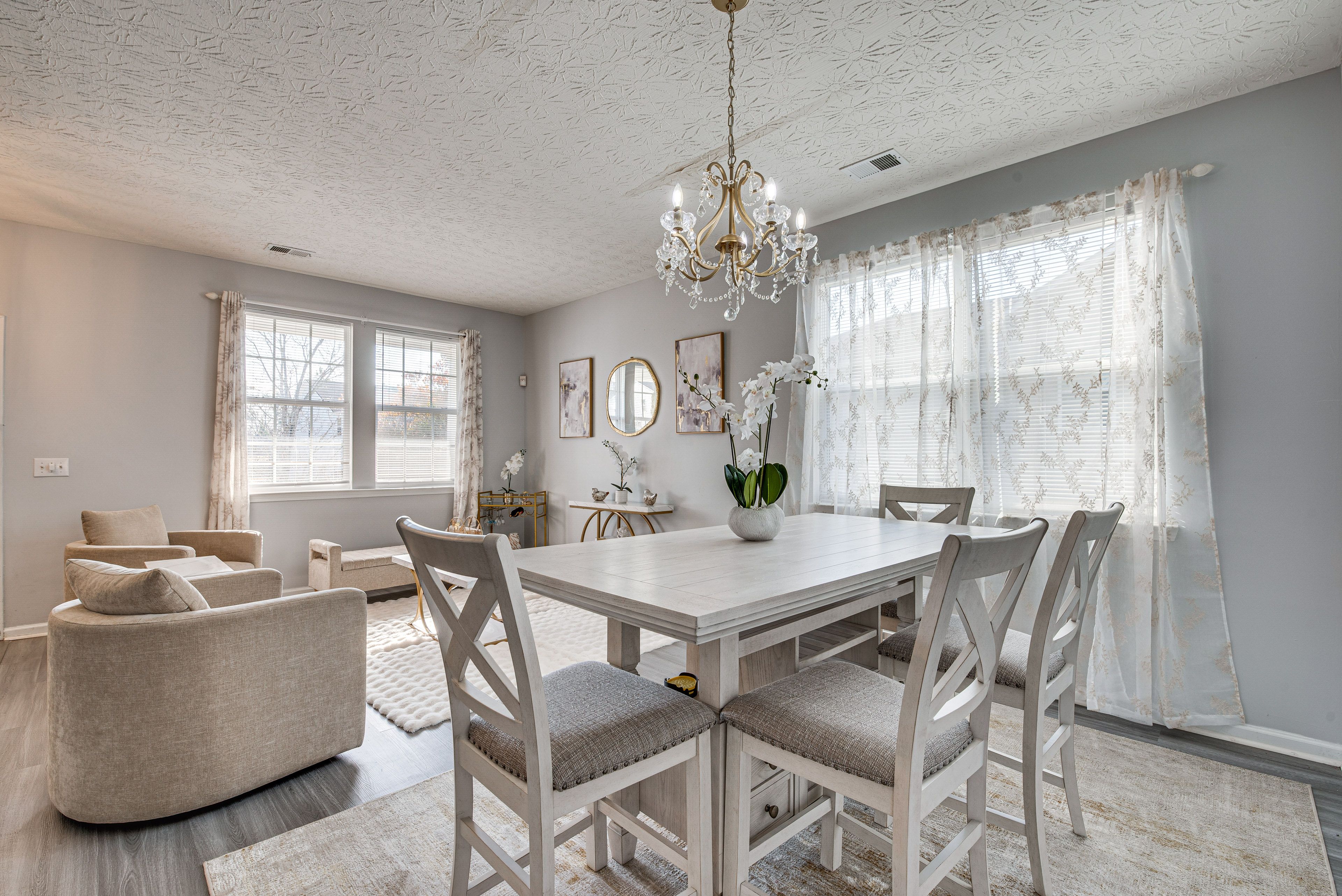 Leisure Area | Dining Table