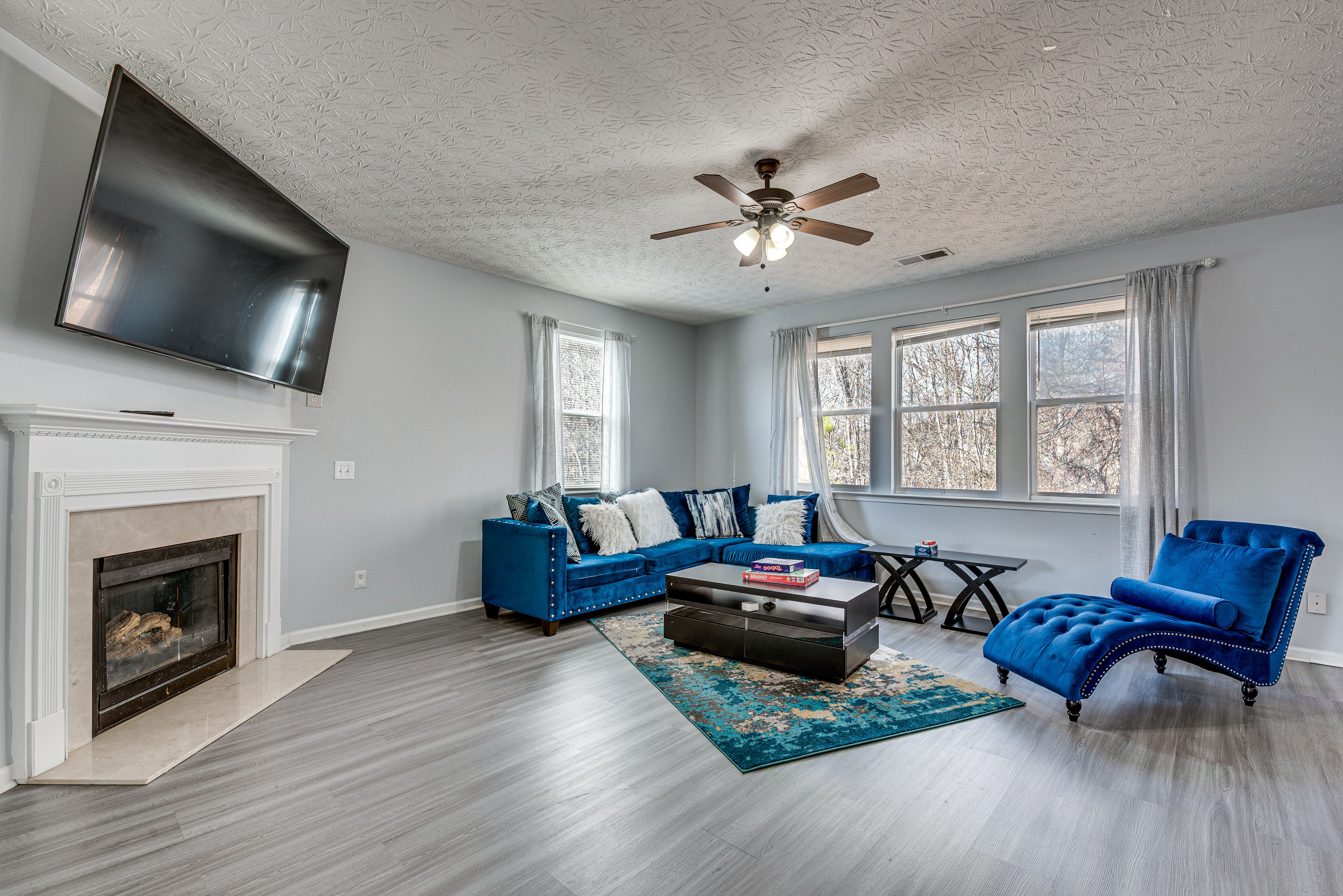 Living Room | Board Games | Smart TV