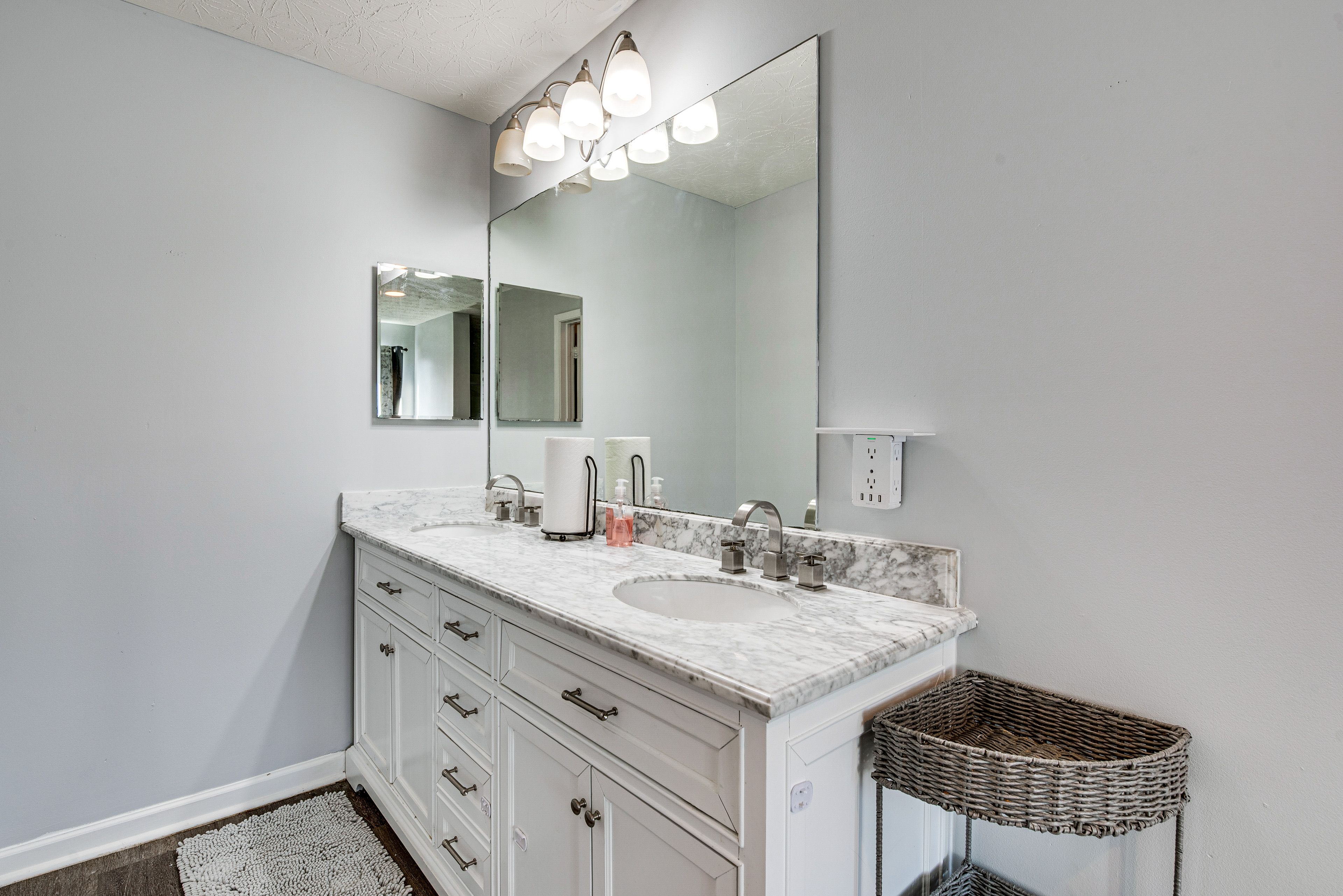 En-Suite Bathroom | Soaking Tub | Shower | 2nd Floor