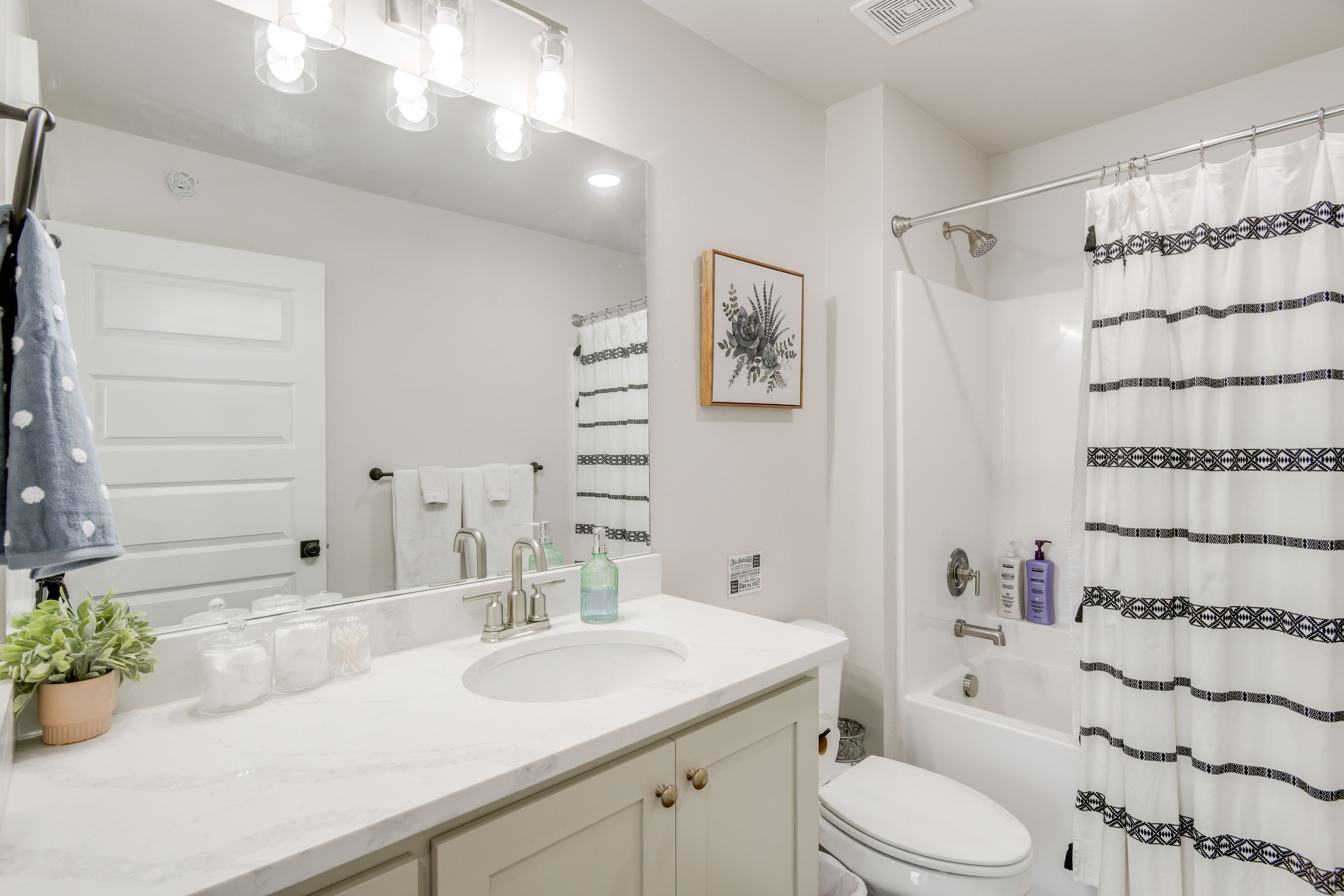 Full Bathroom | 2nd Floor | Complimentary Toiletries