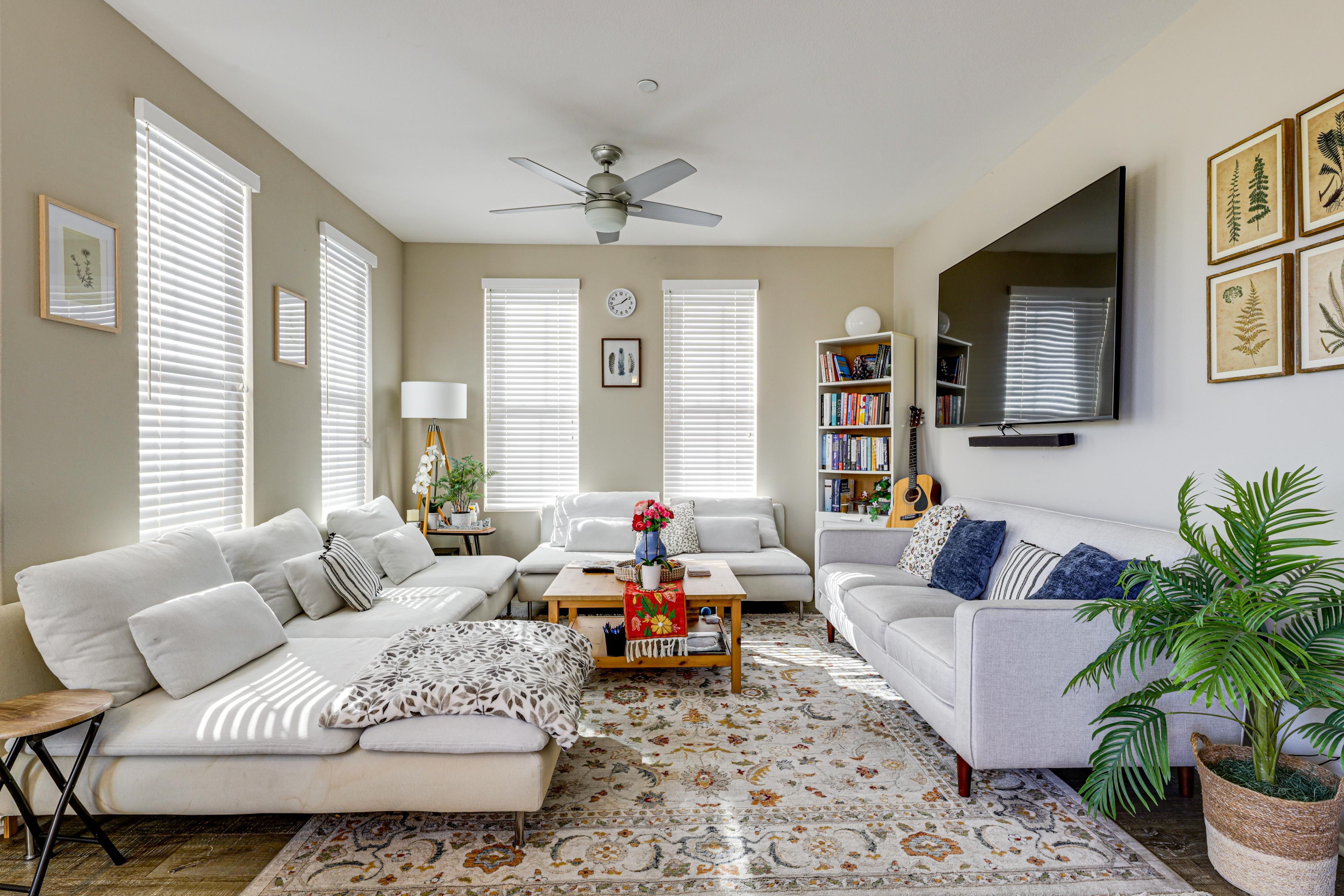 Living Room | Central A/C & Heat | Smart TV | Free WiFi