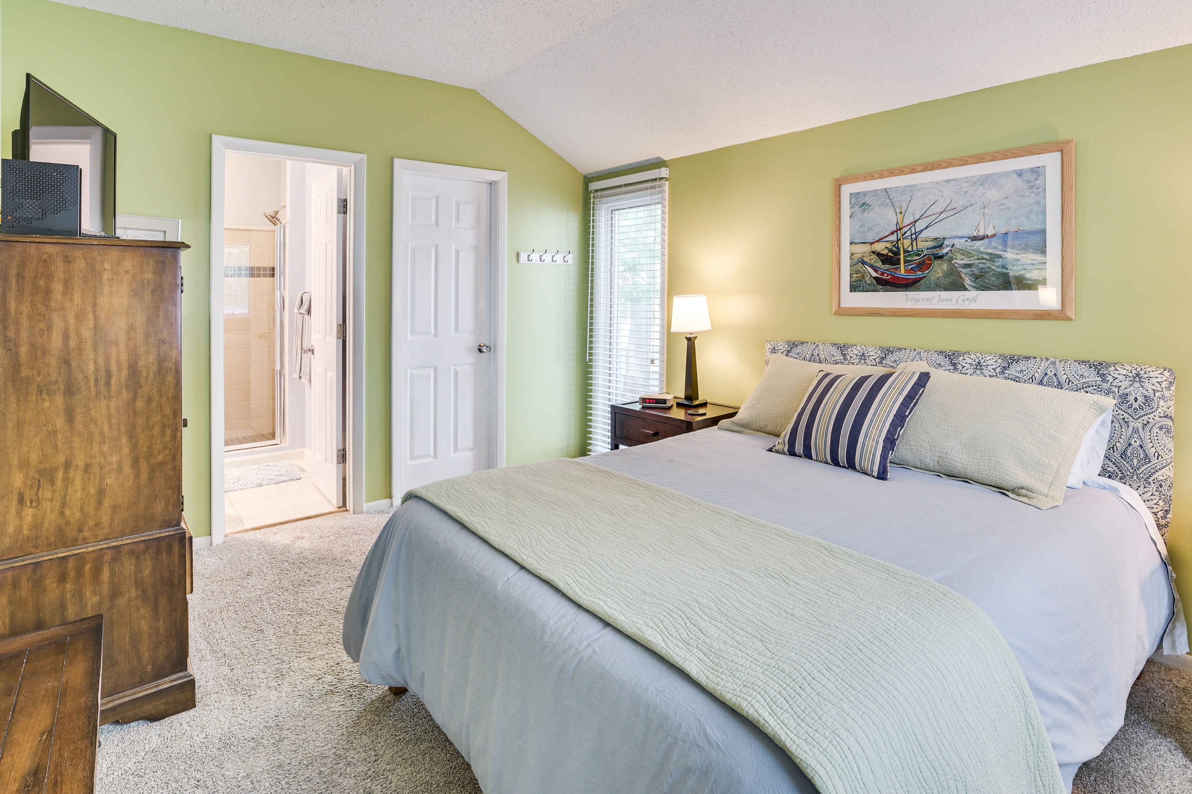 Bedroom 1 | Queen Bed | Main Level