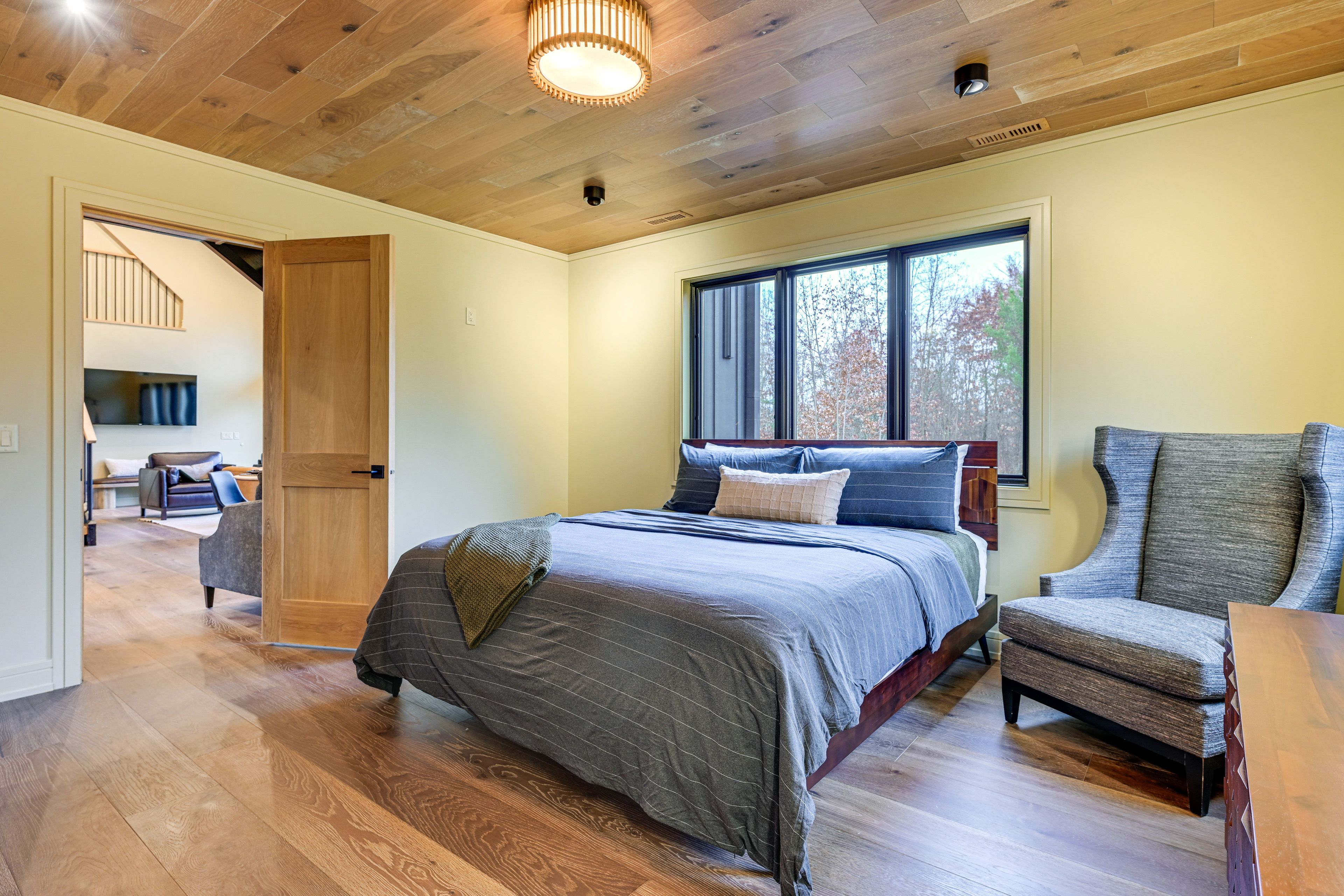 Bedroom 1 | King Bed | Smart TV | 1st Floor