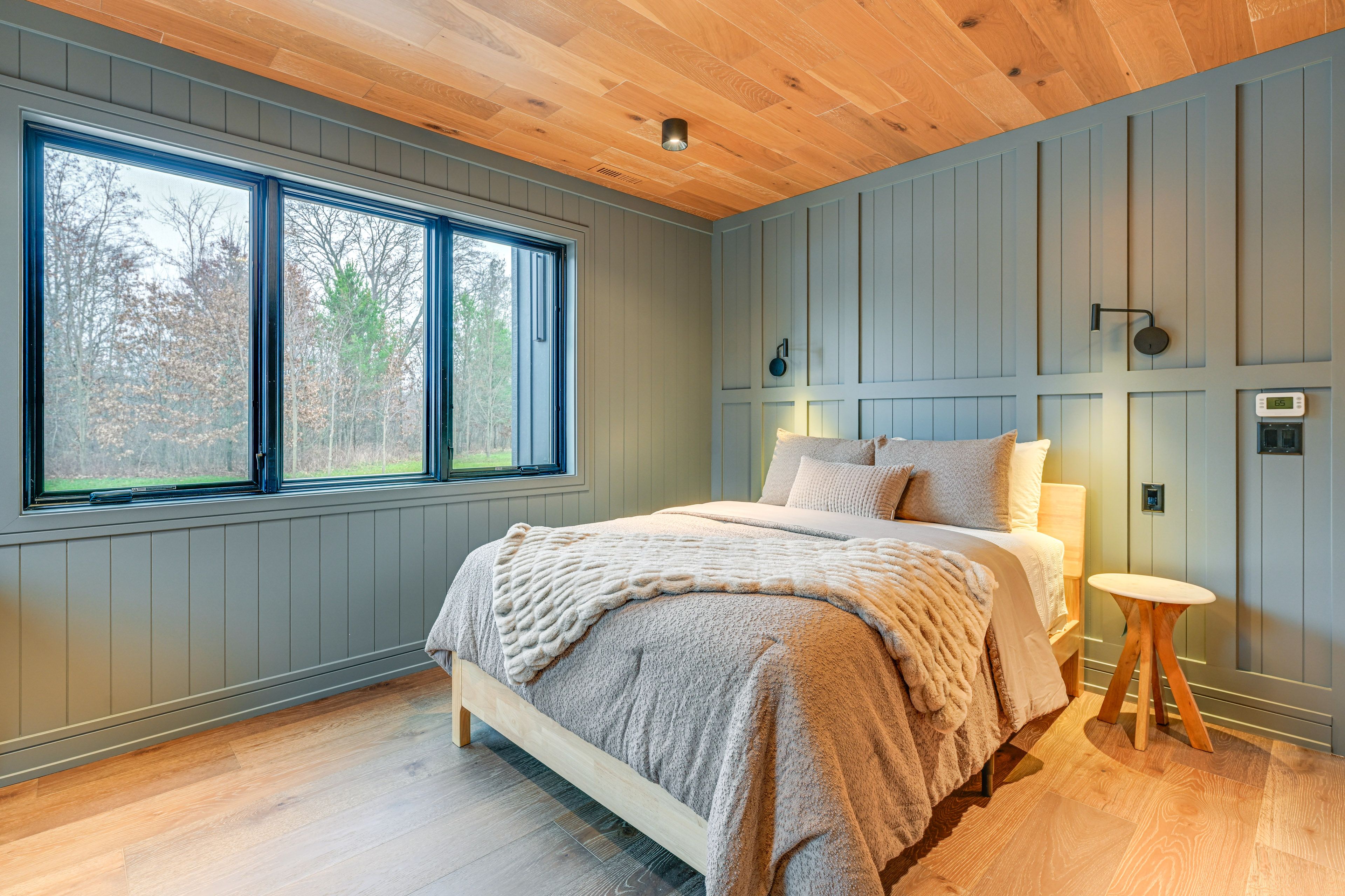 Bedroom 2 | Queen Bed | Desk | 1st Floor