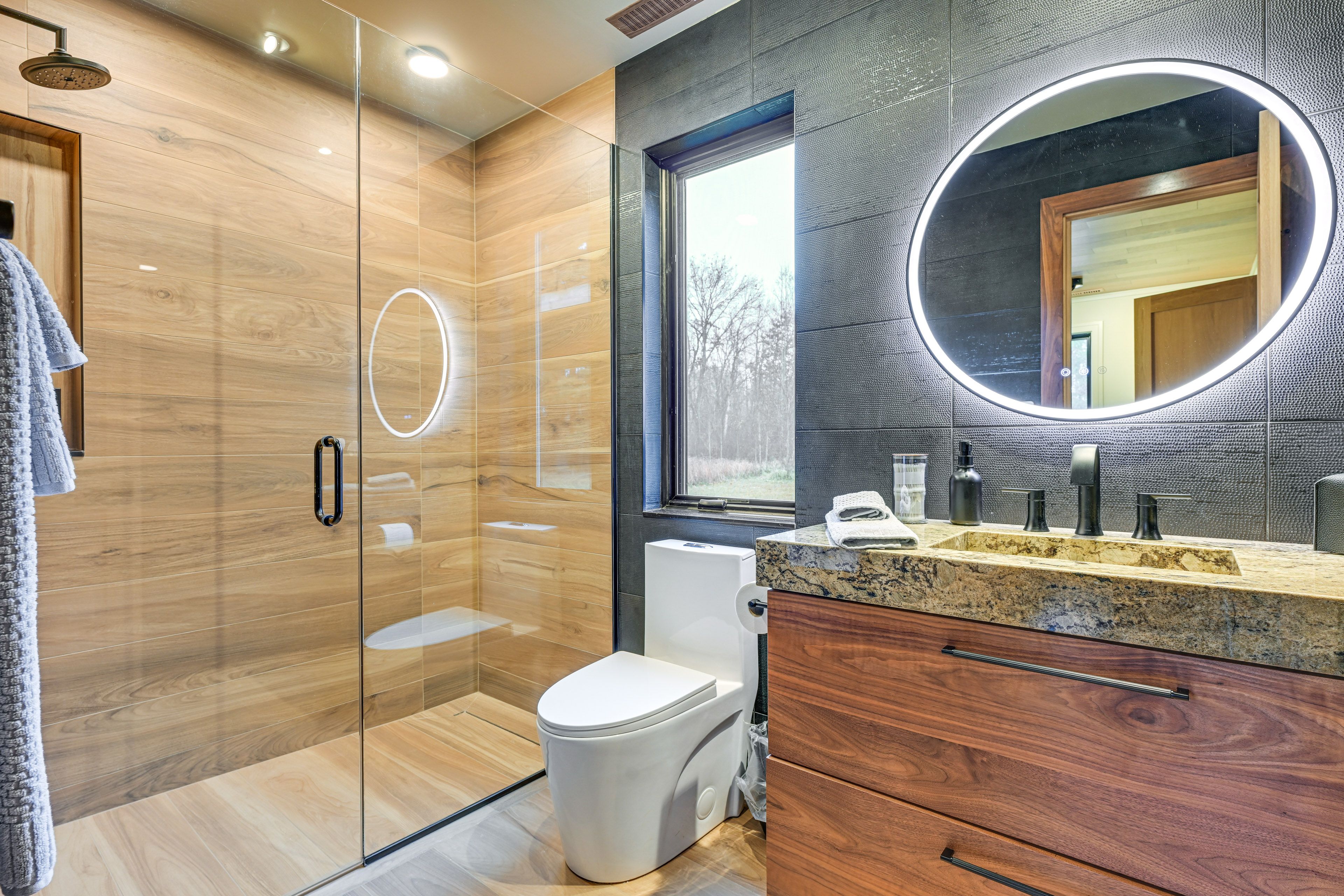 En-Suite Bathroom | Towels Provided | 1st Floor