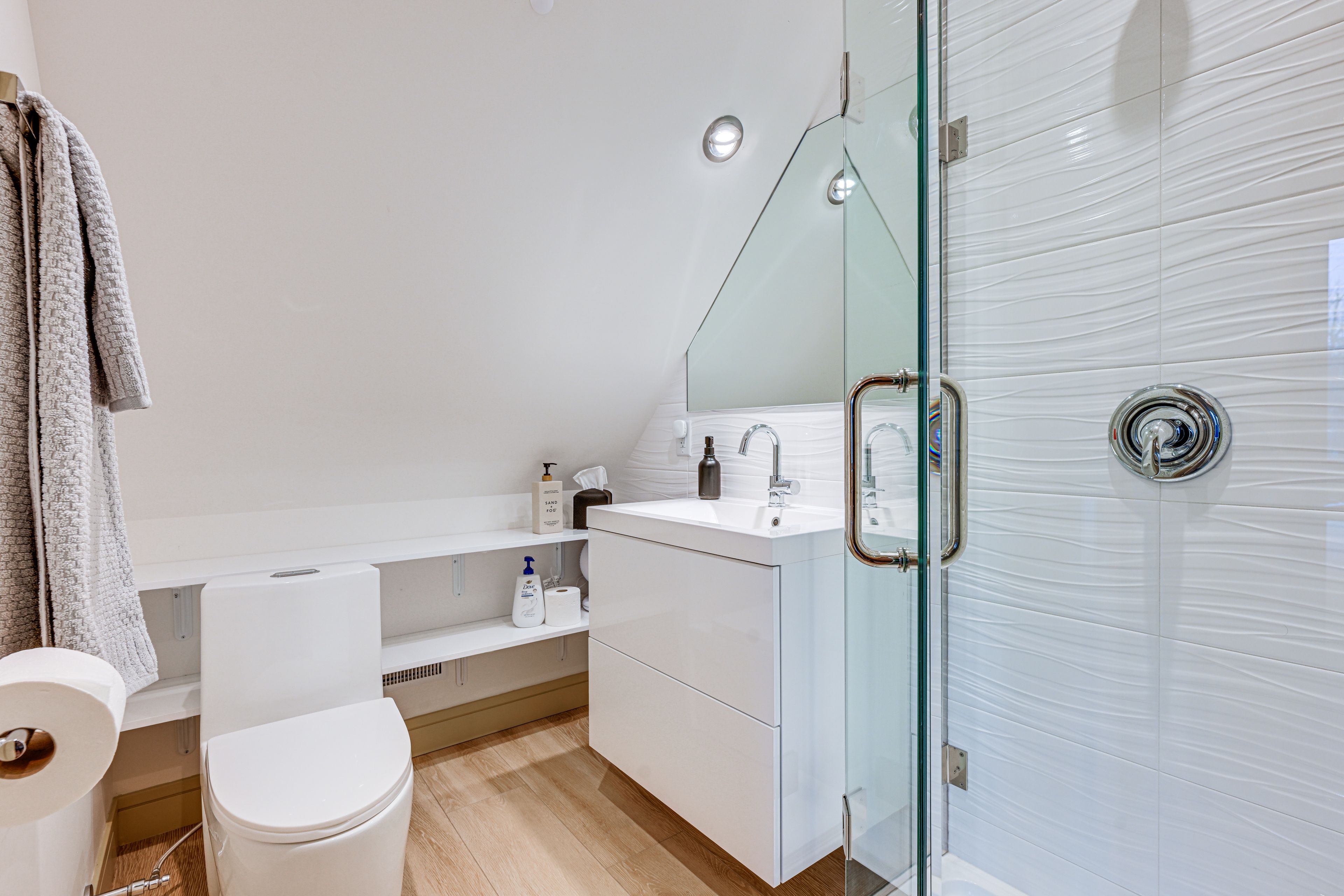 Bathroom | 2nd Floor