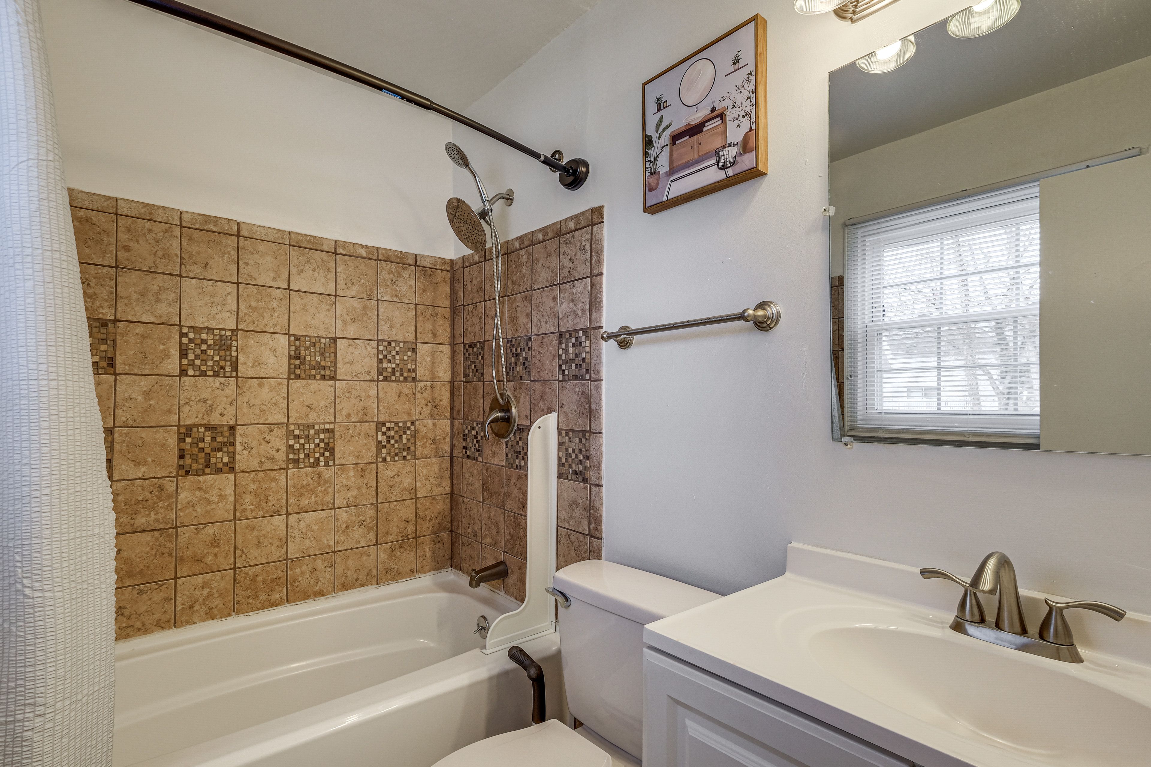 En-Suite Bathroom | Towels Provided | Upper Level