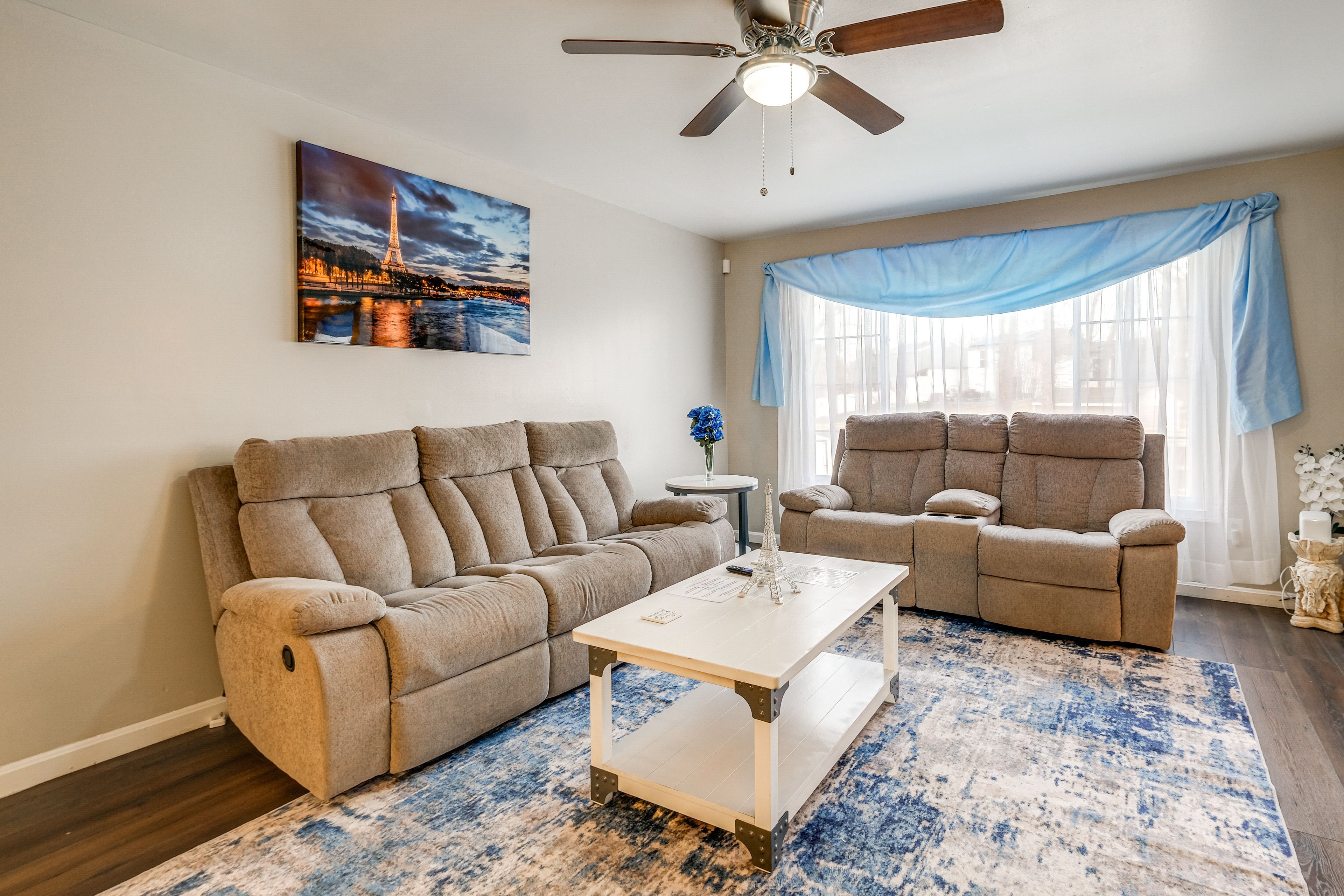 Living Room | Smart TV | Free WiFi | Upper Level