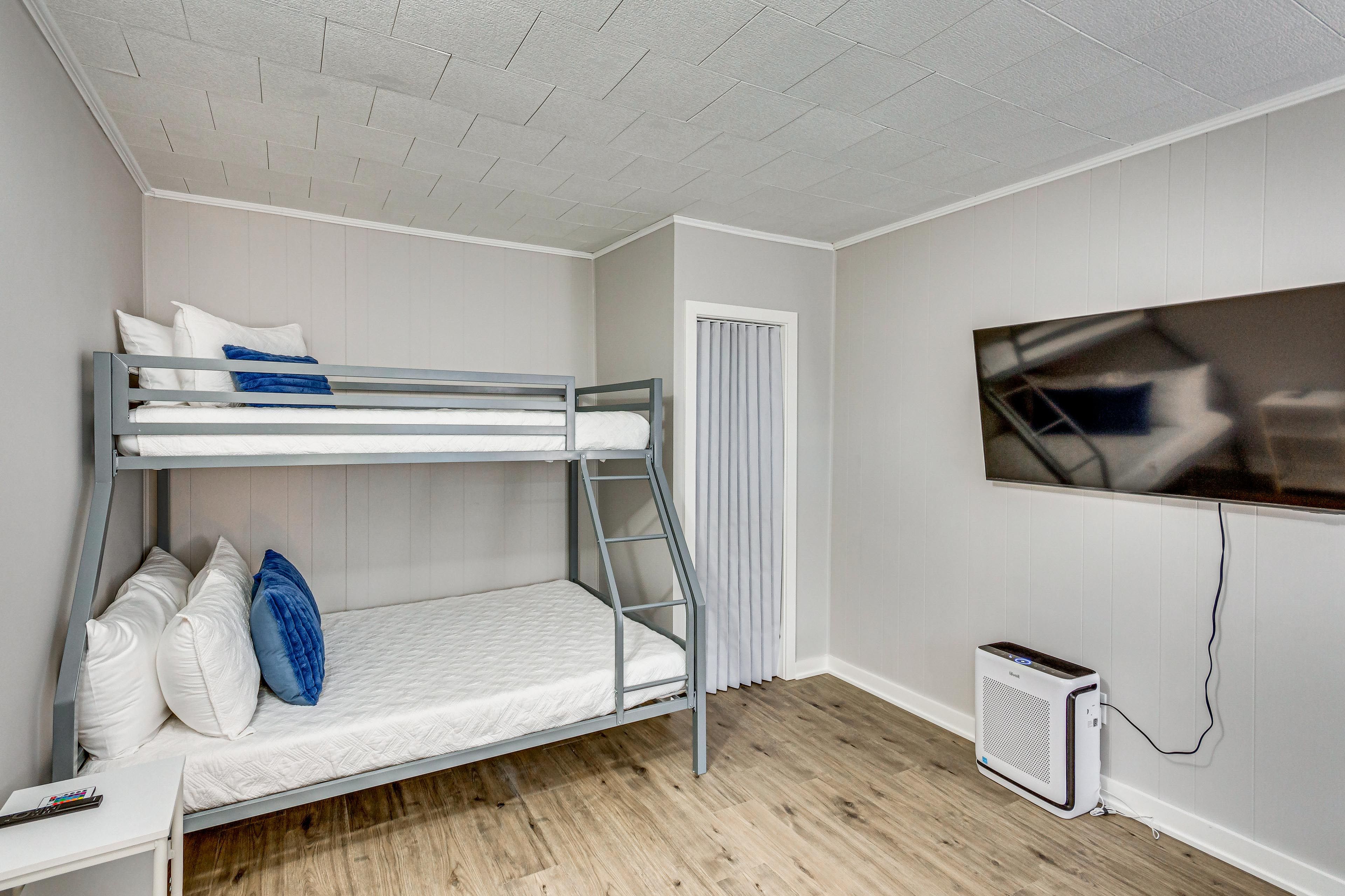 Bedroom 3 | Twin/Full Bunk Bed