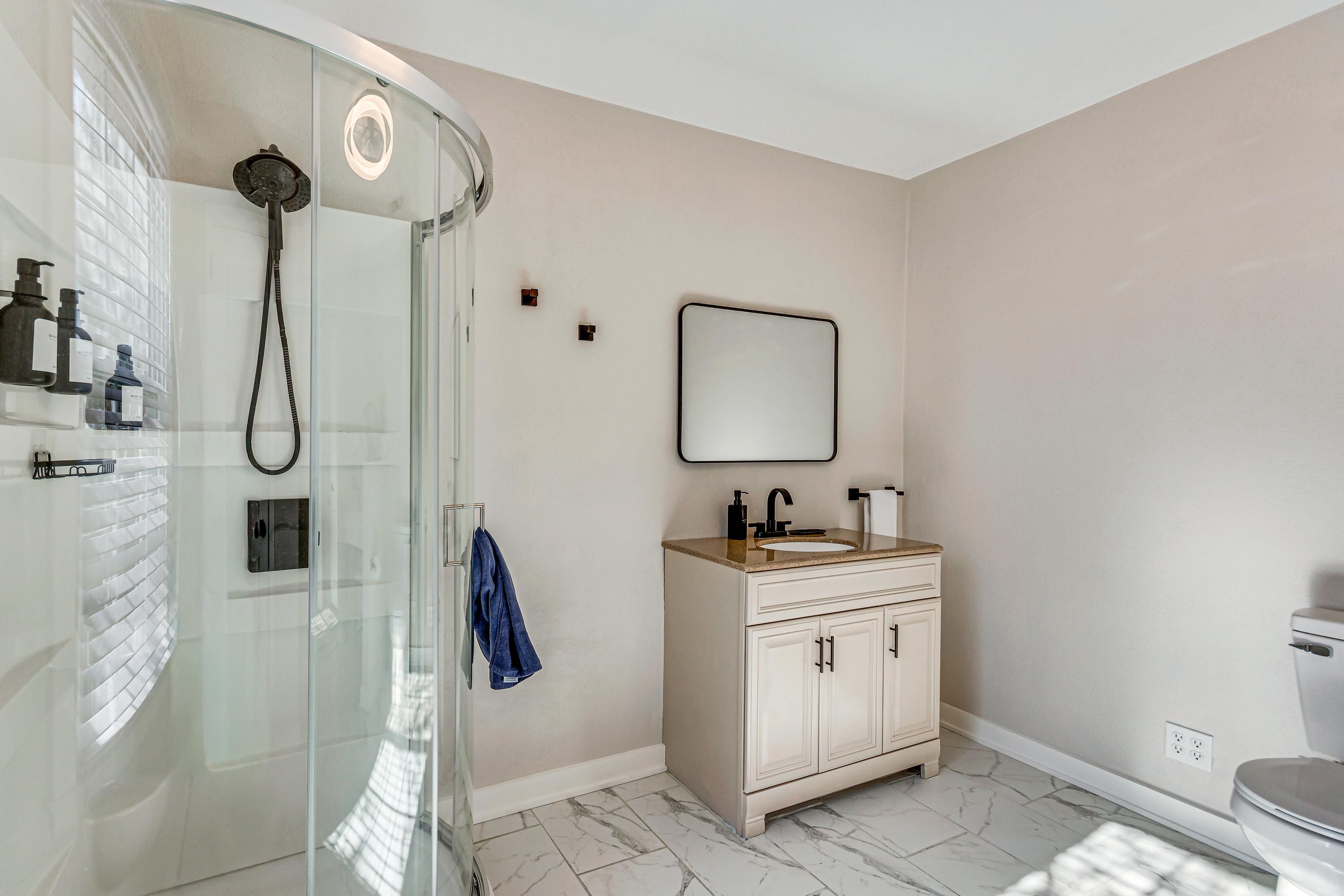 Full Bathroom | Towels Provided