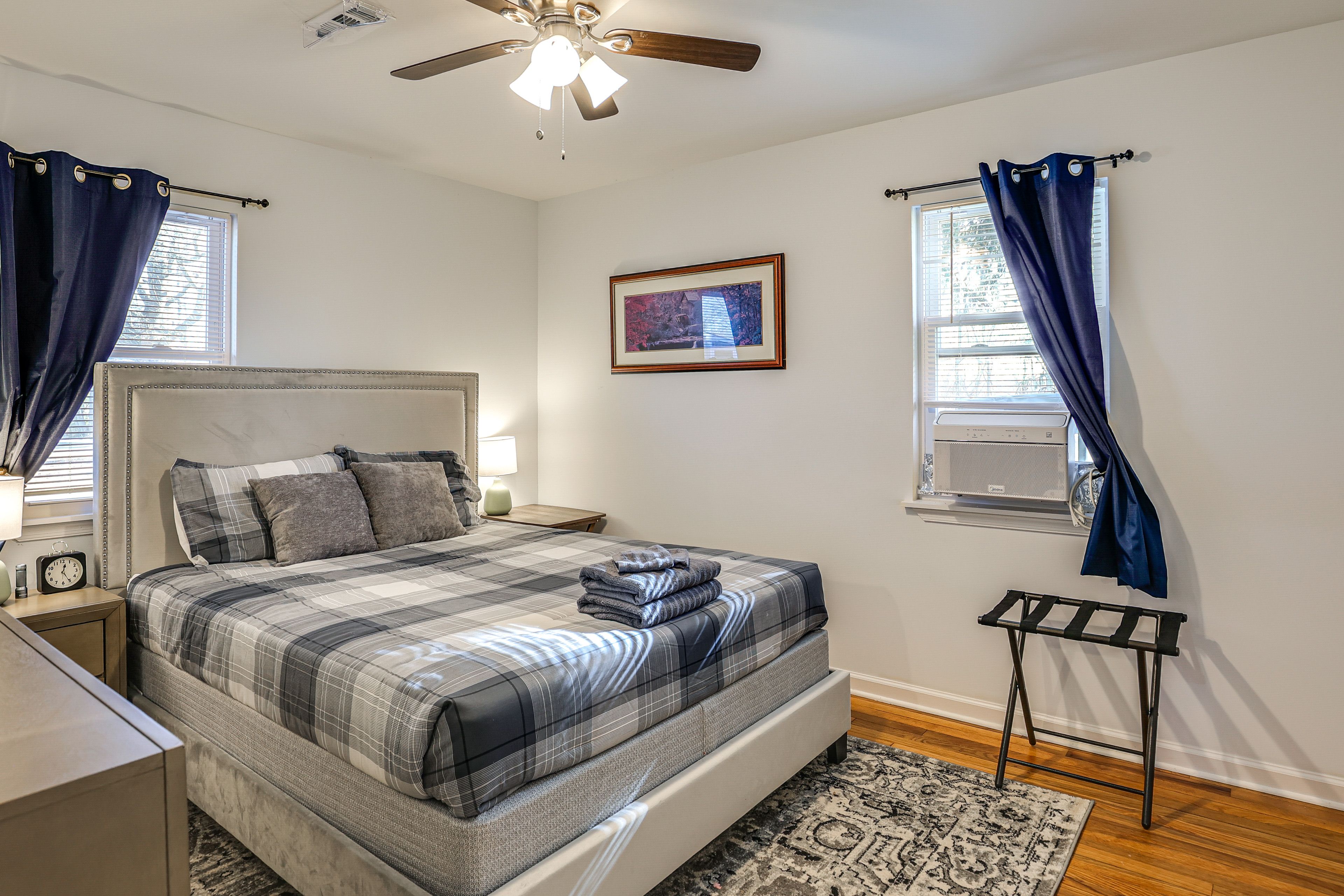 Bedroom 1 | Queen Bed