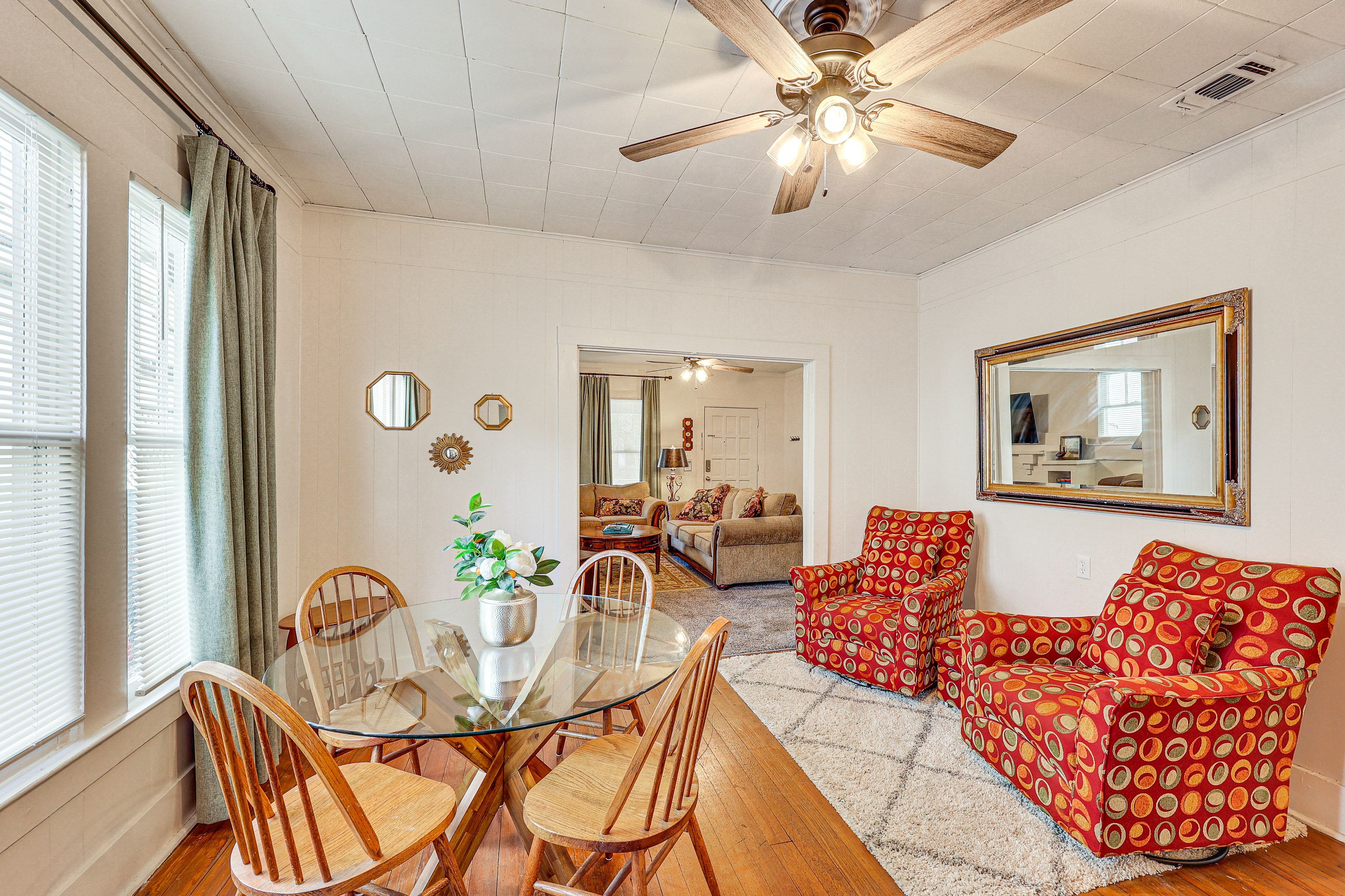 Dining Room | Free WiFi | Central Air Conditioning/Heat