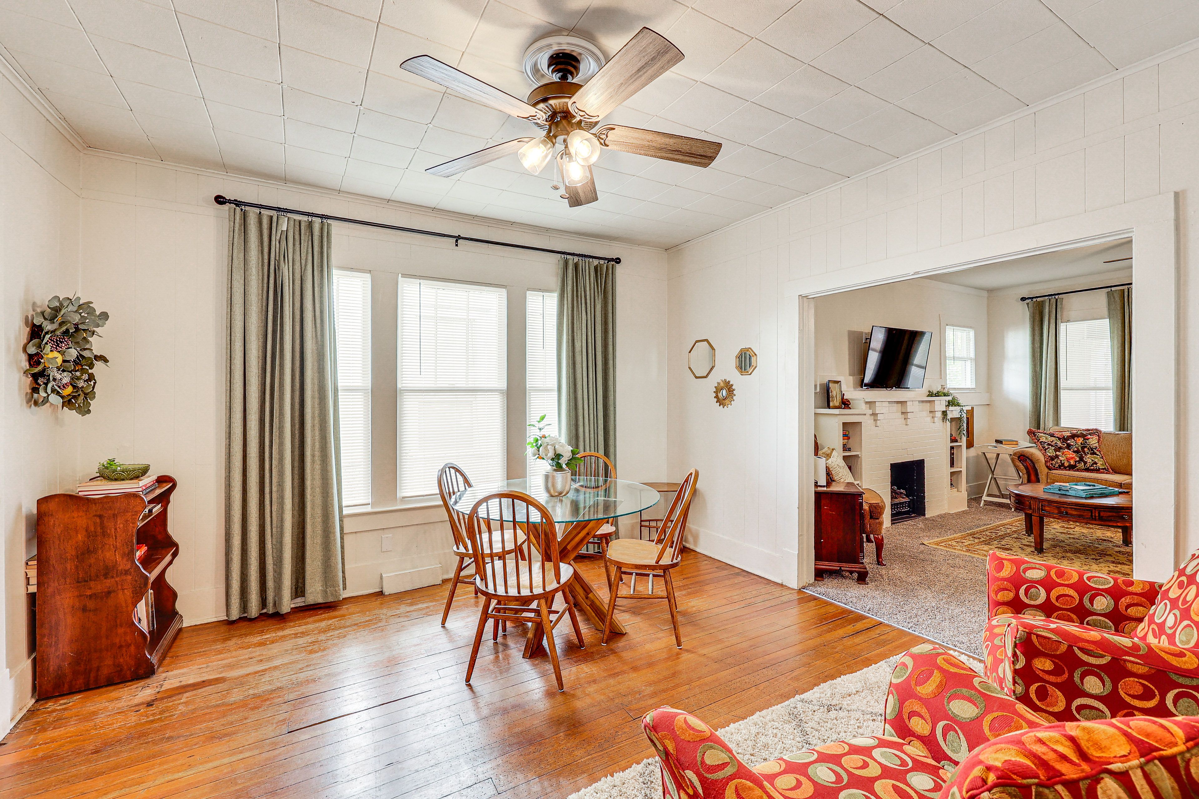 Dining Room | Dishware/Flatware Provided