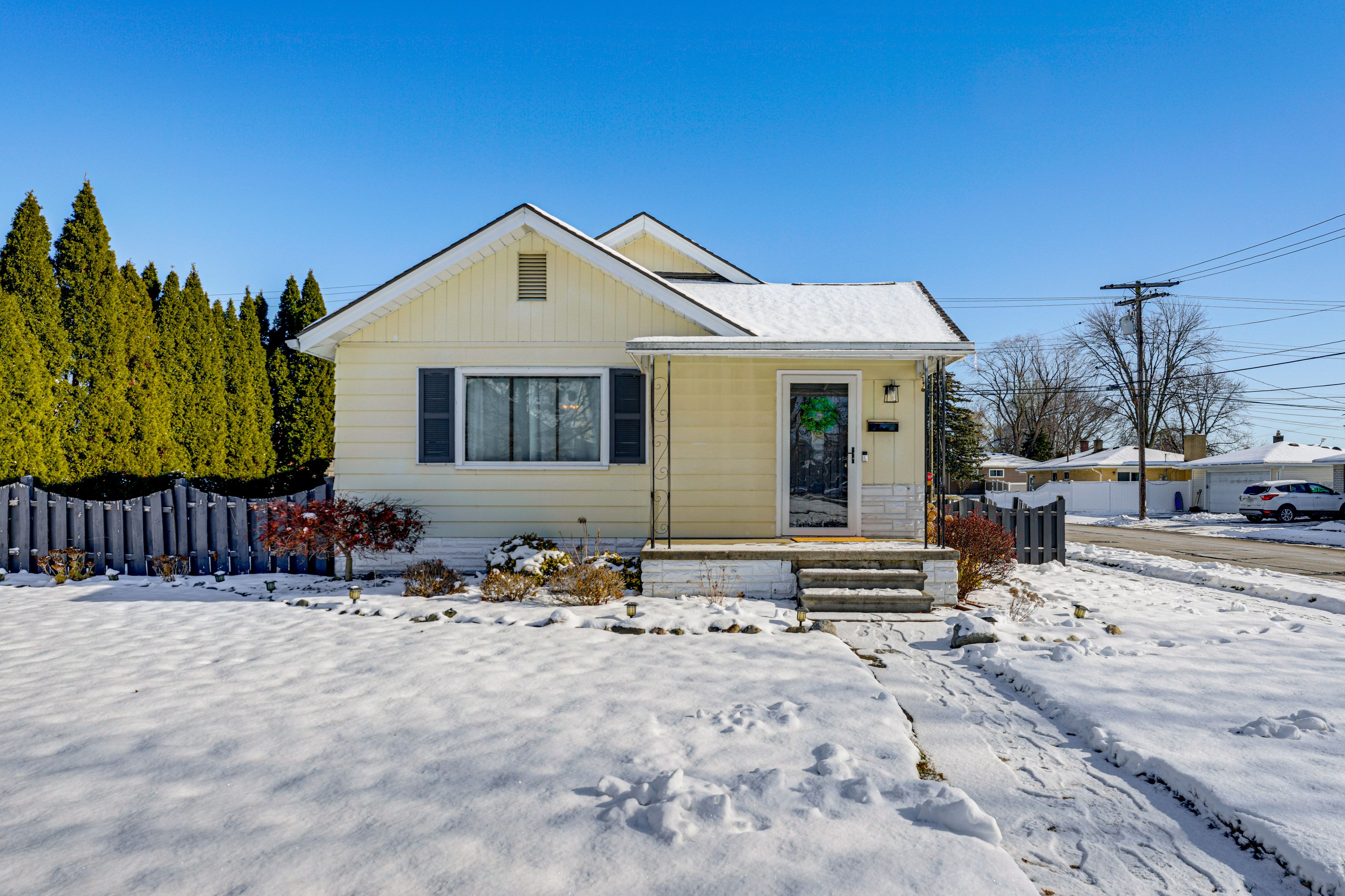 Clawson Vacation Rental | 2BR | 1BA | 813 Sq Ft | 4 Steps Required