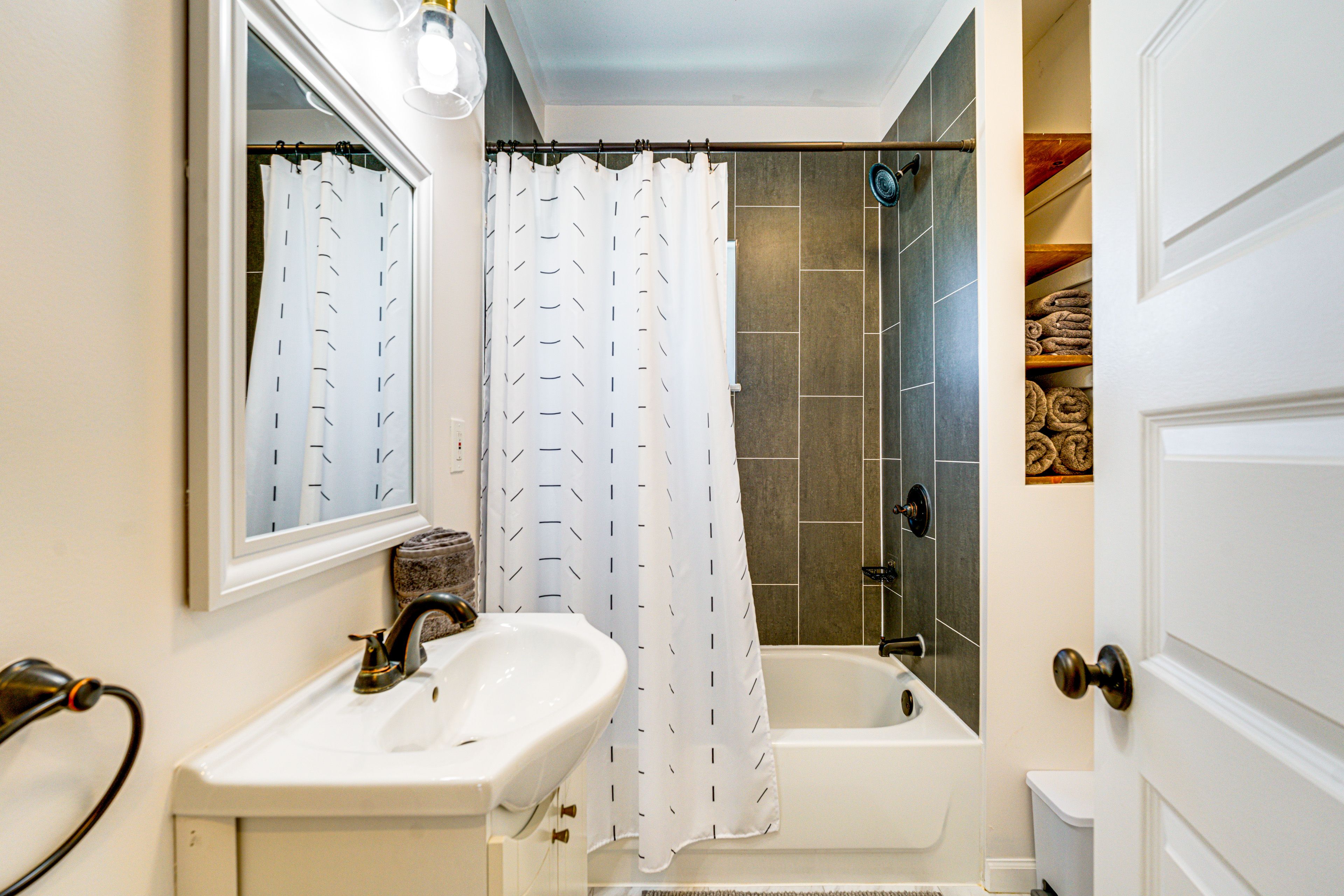 Full Bathroom | Towels Provided