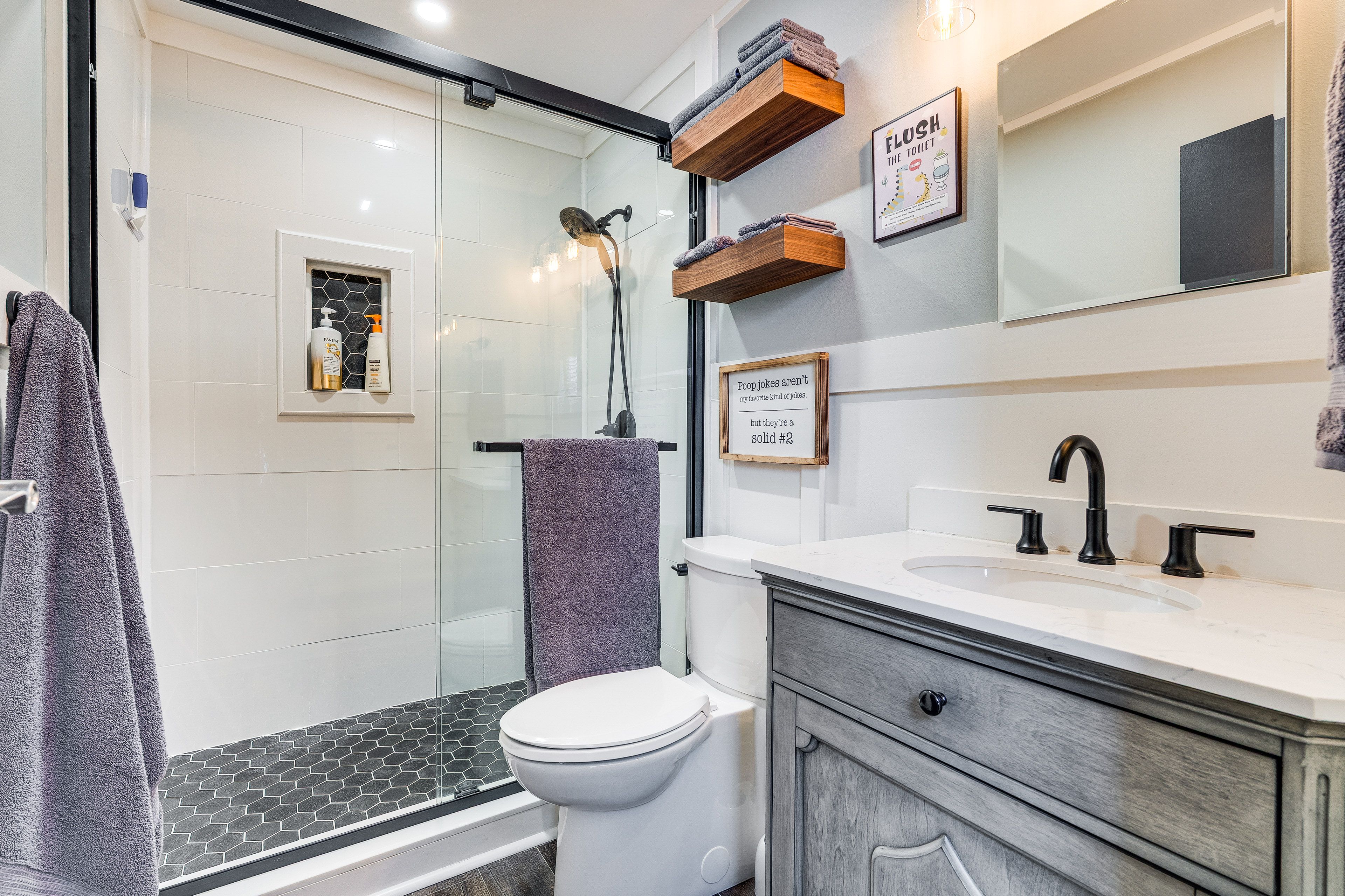 Full Bathroom | Towels Provided